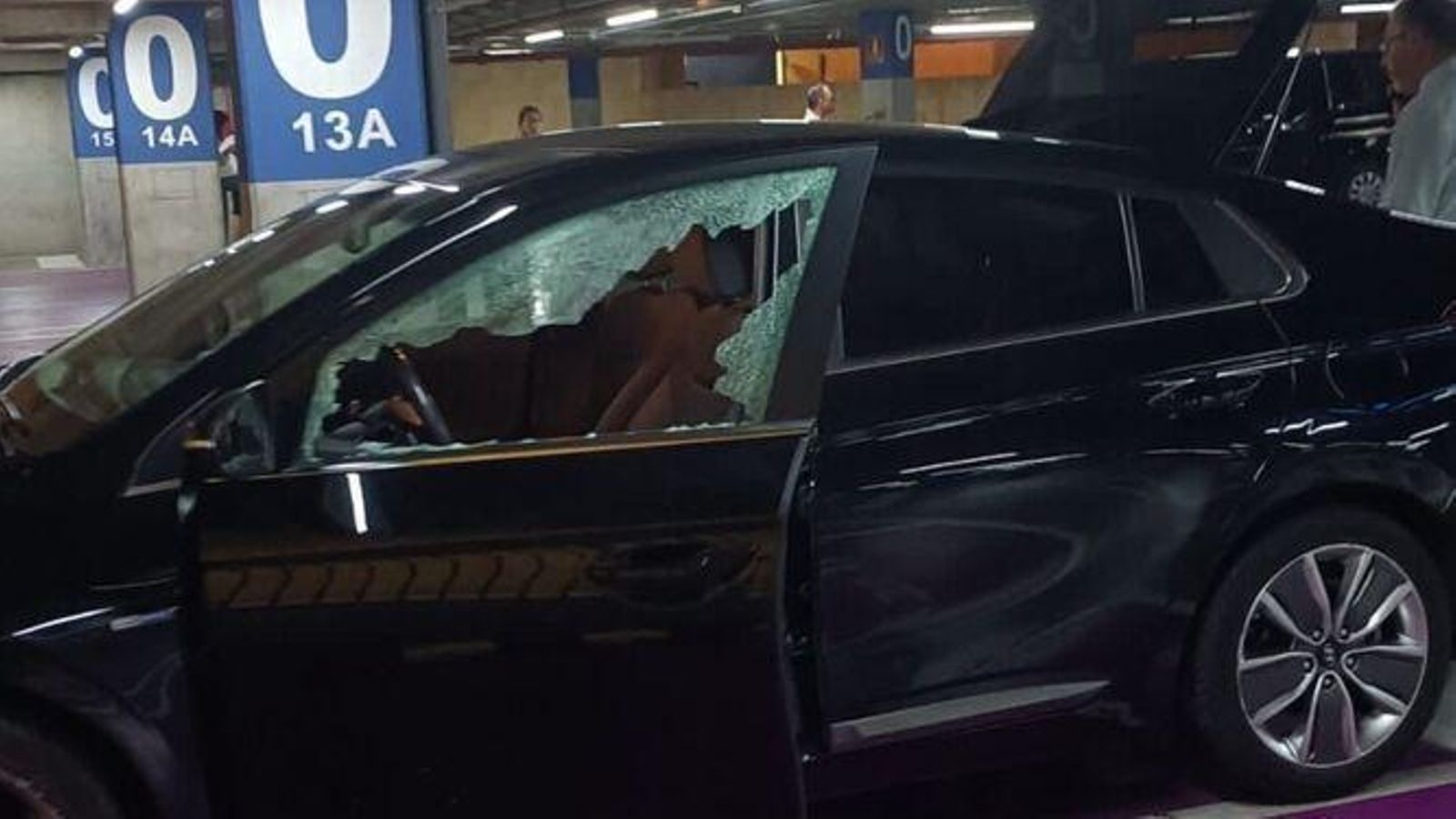 Uno de los coches VTC atacados con la ventanilla rota.