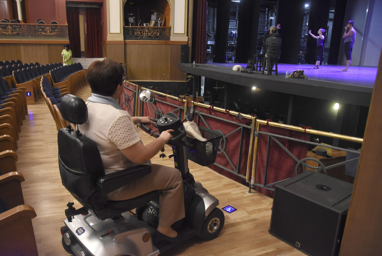 Una persona con discapacidad en el Gran Teatro de Córdoba.