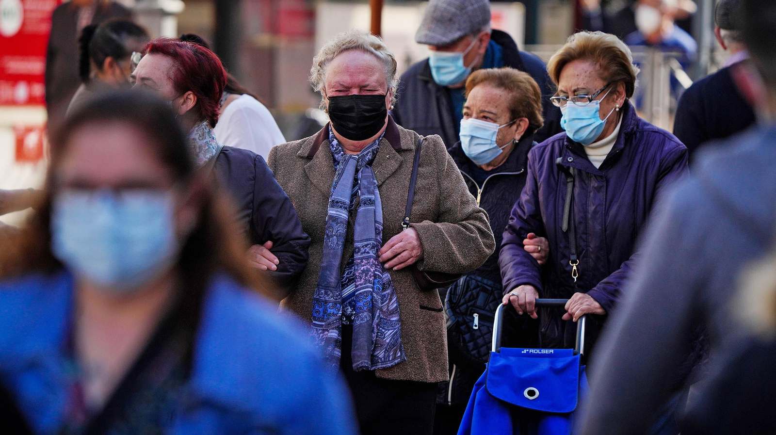 Muchos jerezanos mantienen el uso de la mascarilla en exteriores.