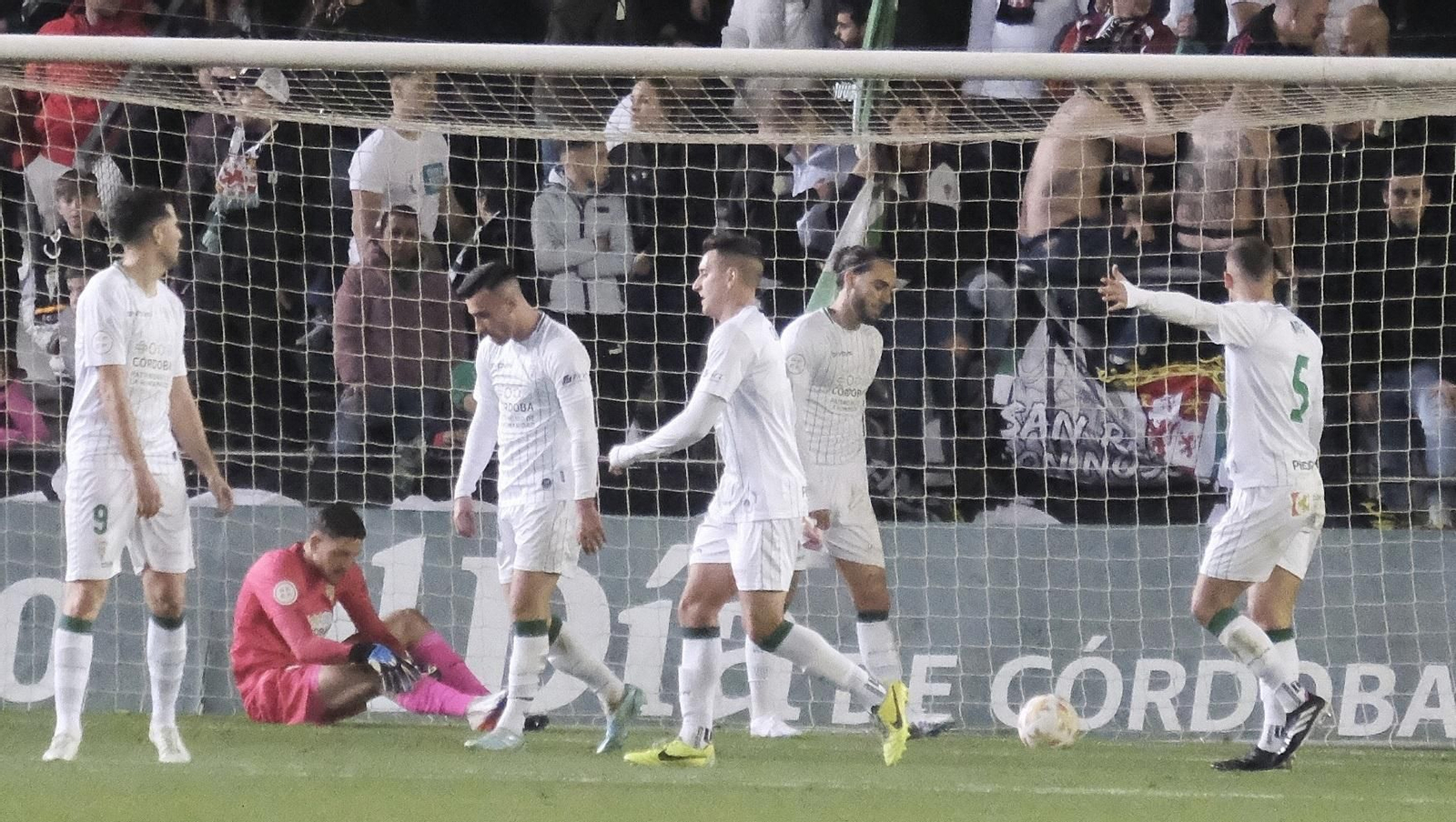 Los jugadores del Córdoba CF, cabizbajos, tras encajar uno de los goles del Castilla.