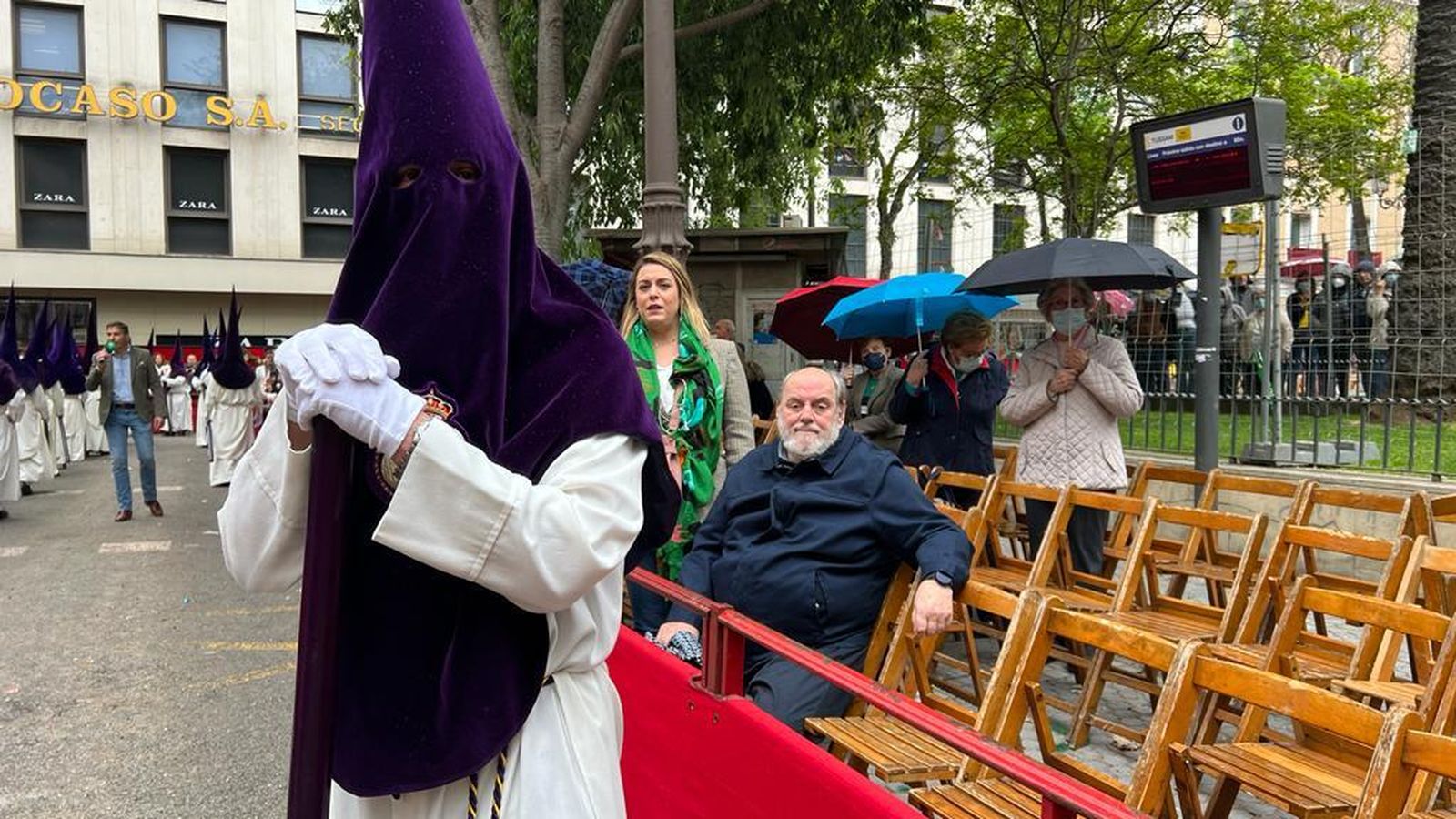 Los paraguas se abren en el Duque