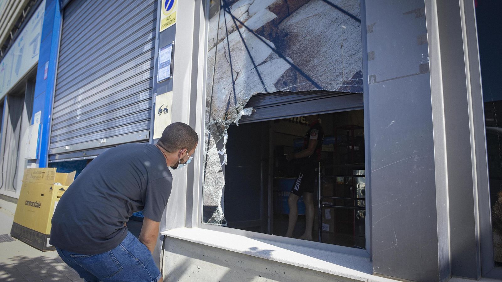 Robo mediante alunizaje en una tienda de bicicletas.