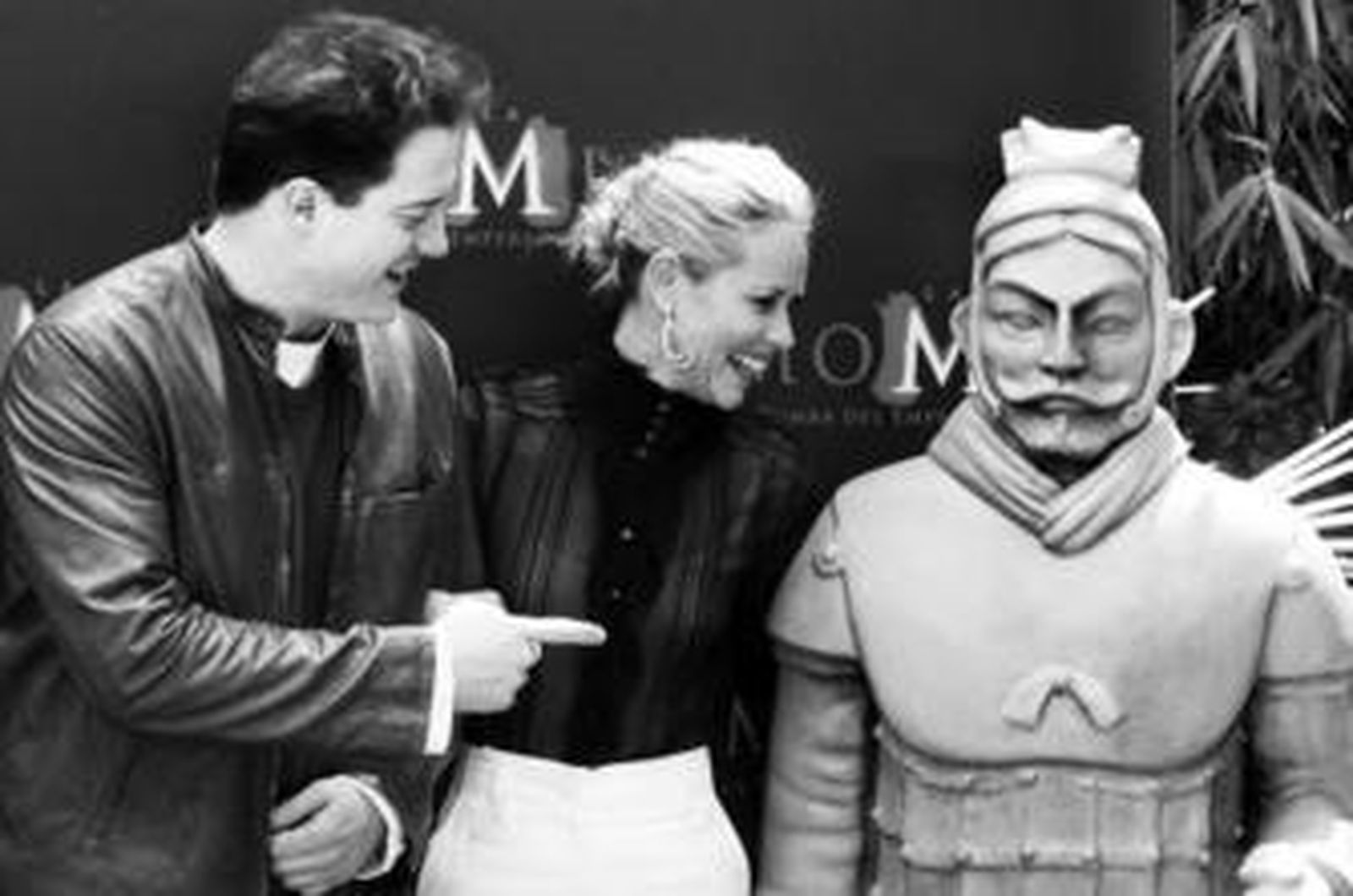 Brendan Fraser, María Bello y una de las réplicas de los guerreros de Xian que se han usado en la película