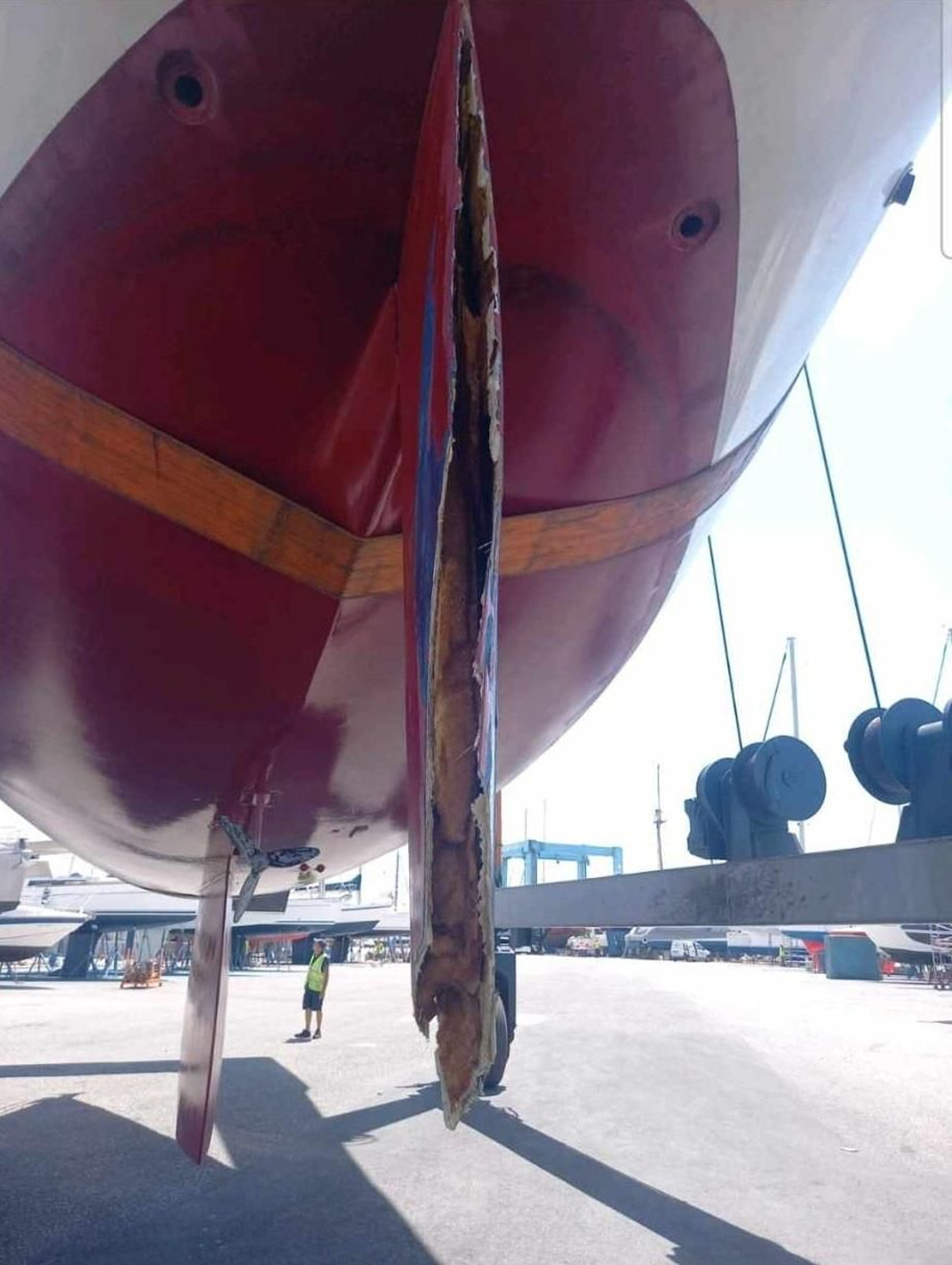 Destrozos en el timón del velero 'Irina', a su llegada a puerto. Destrozos en el timón del velero 'Irina', a su llegada a puerto.