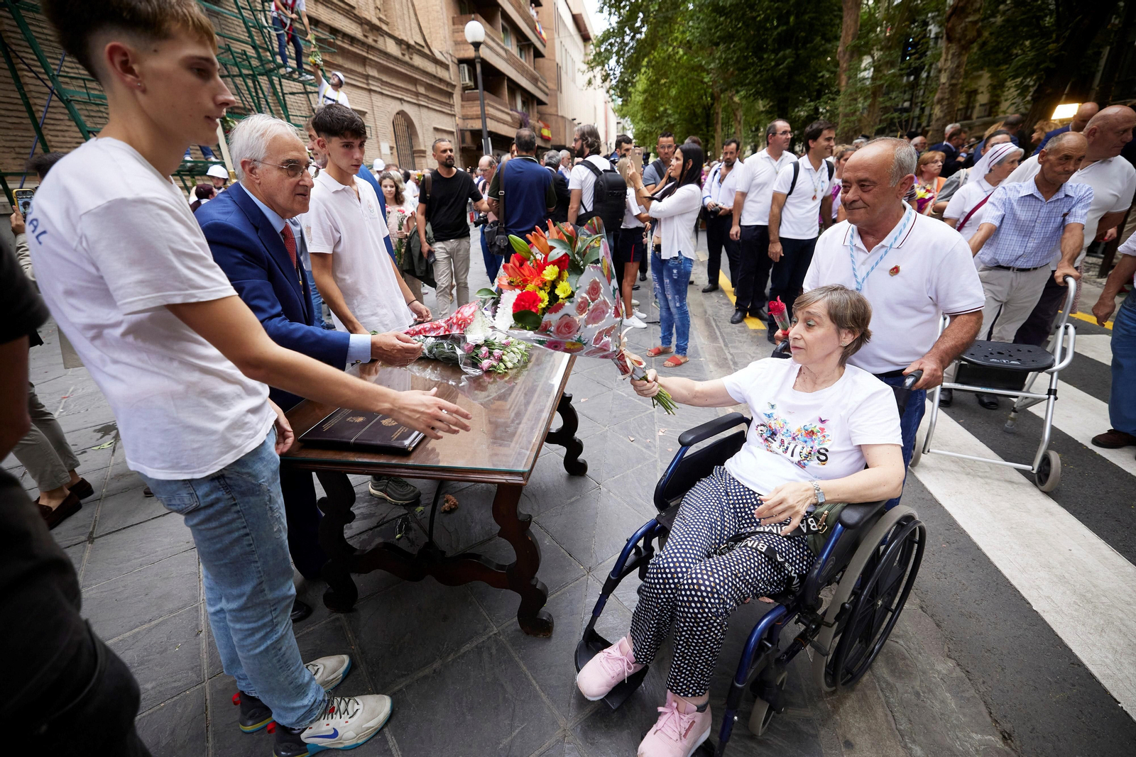 Granada se vuelca con la ofrenda floral en la Basílica de la Virgen de las Angustias