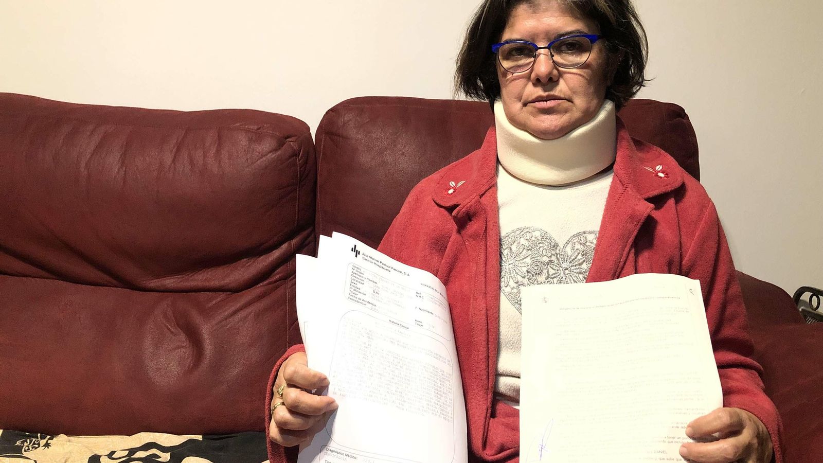 Paqui Gómez con un collarín y la denuncia presentada.