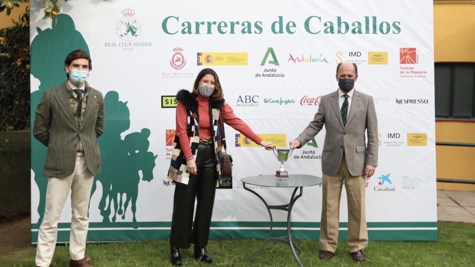 El presidente de Pineda entrega el Premio Junta de Andalucía a los propietarios de la cuadra Los Niños.