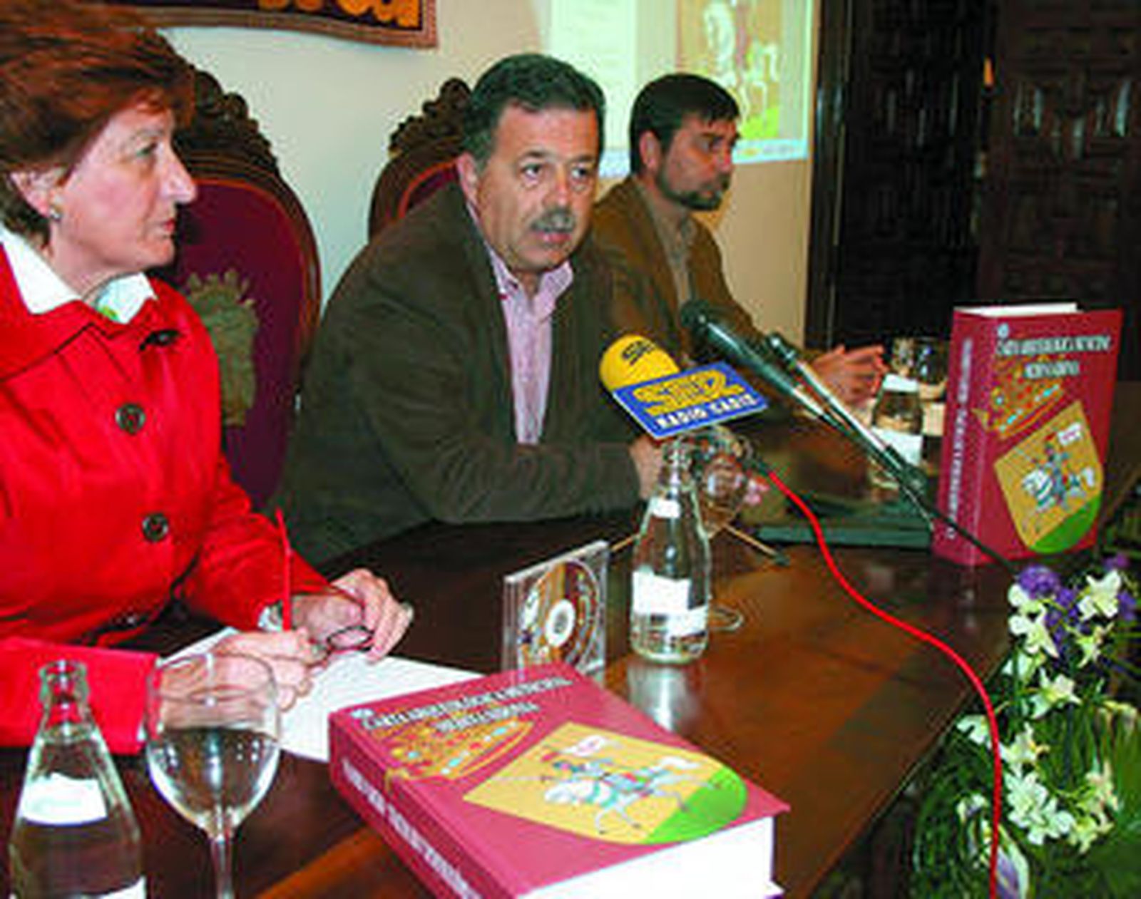 Guadalupe Ruiz, el alcalde Francisco Carrera y el profesor Lázaro Lagóstena, ayer en Medina.