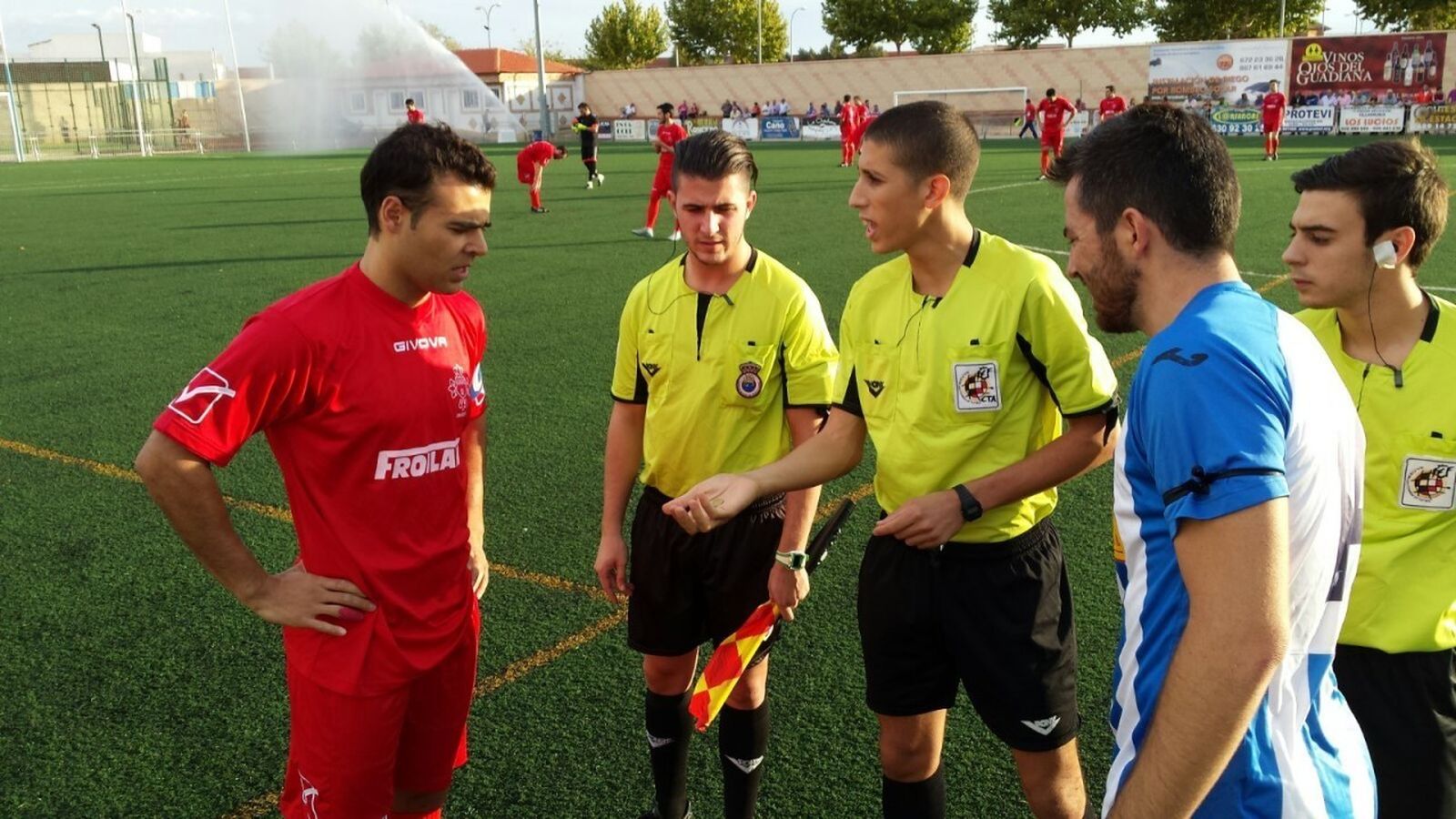 Mohamed Massar, en el centro, durante un sorteo de campos.