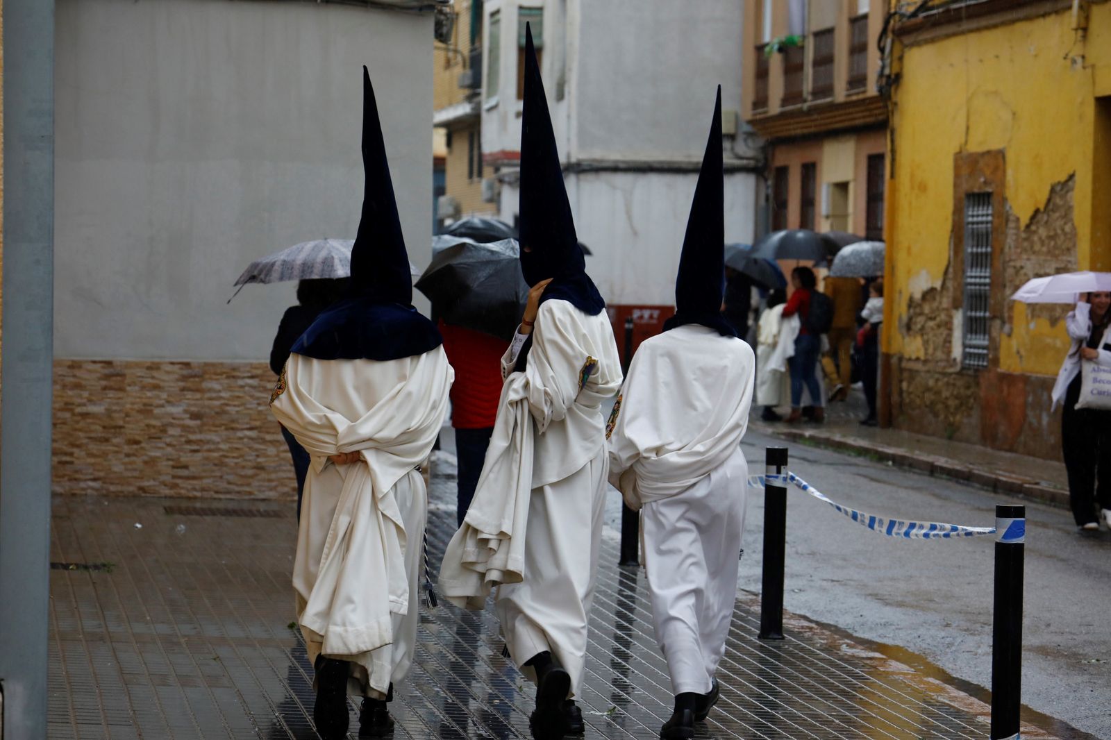 La lluvia frustra la salida de la hermandad de la Estrella el Lunes Santo, en imágenes