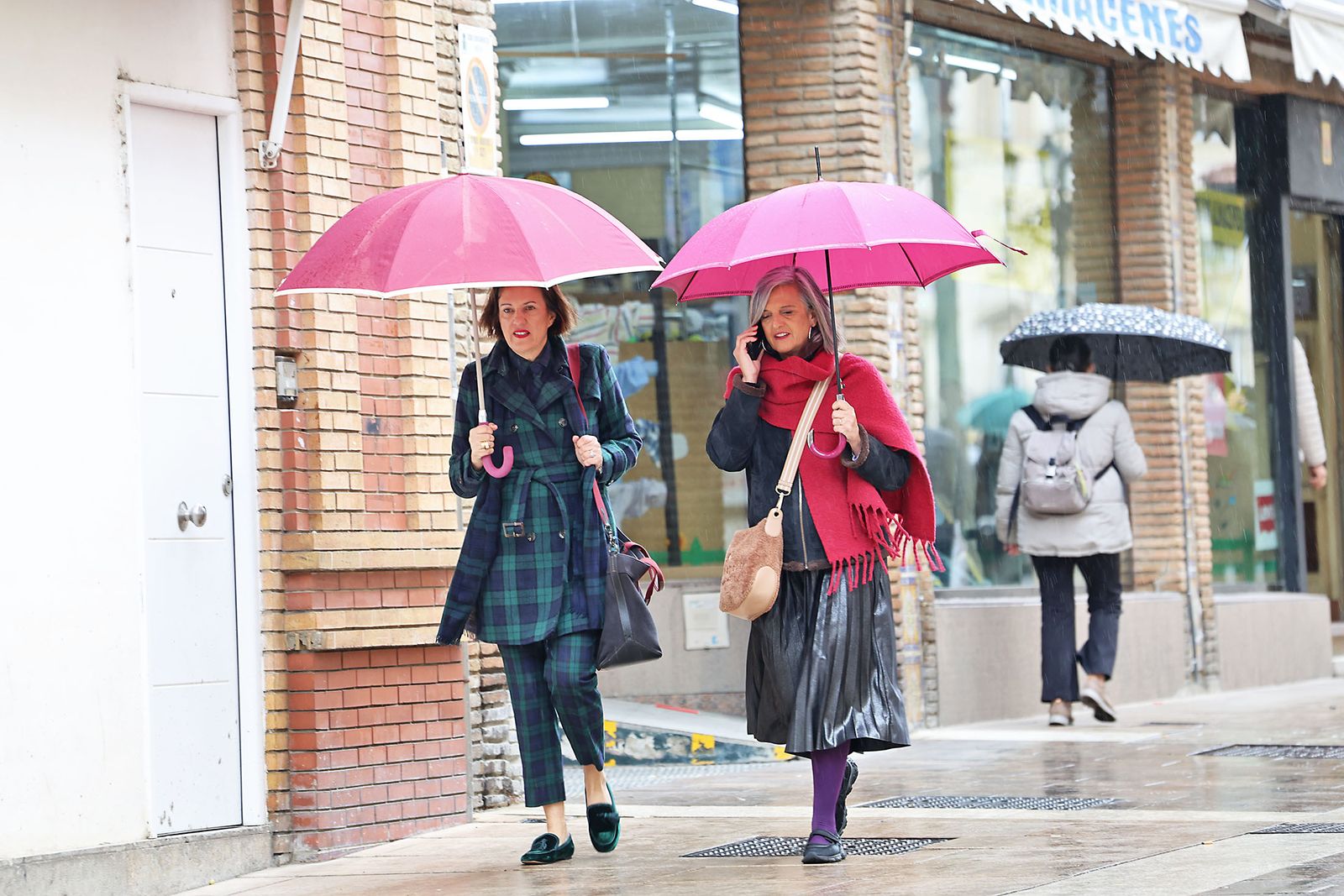 Las calles de la ciudad se inundan de paraguas en la invernal mañana de sábado