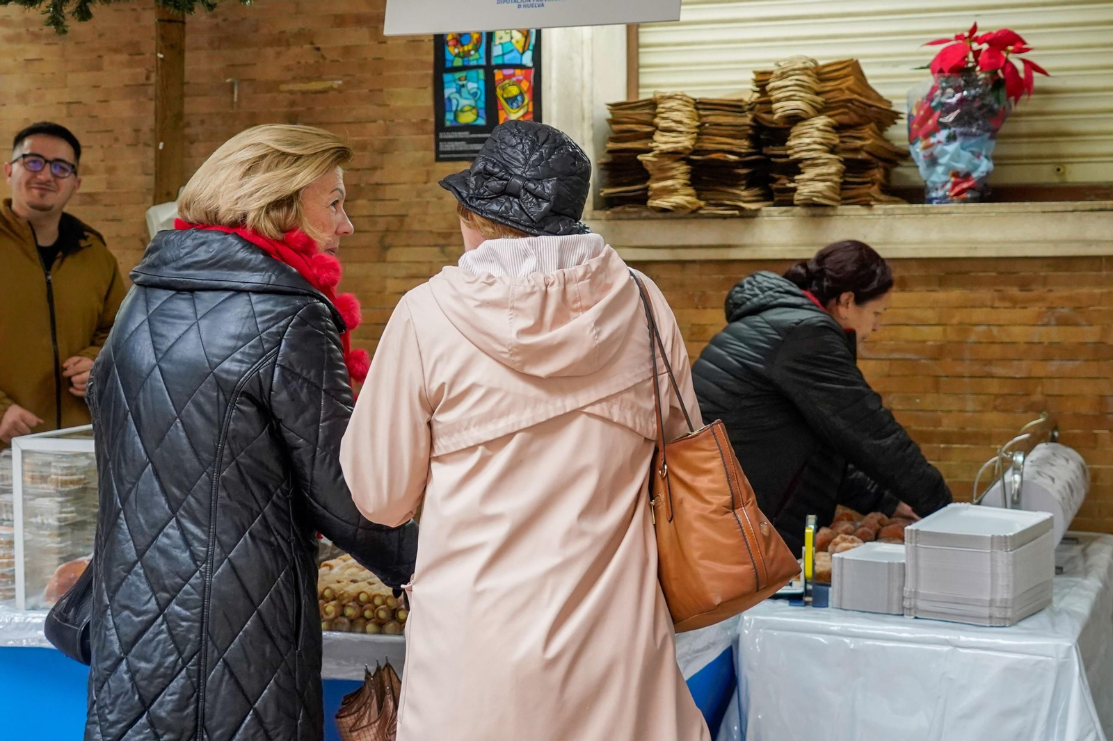 Imágenes de la inauguración del Belén y la XV&nbsp;Muestra de Dulces y Vinos Navideños de la provincia de Huelva en&nbsp;la&nbsp;Diputación