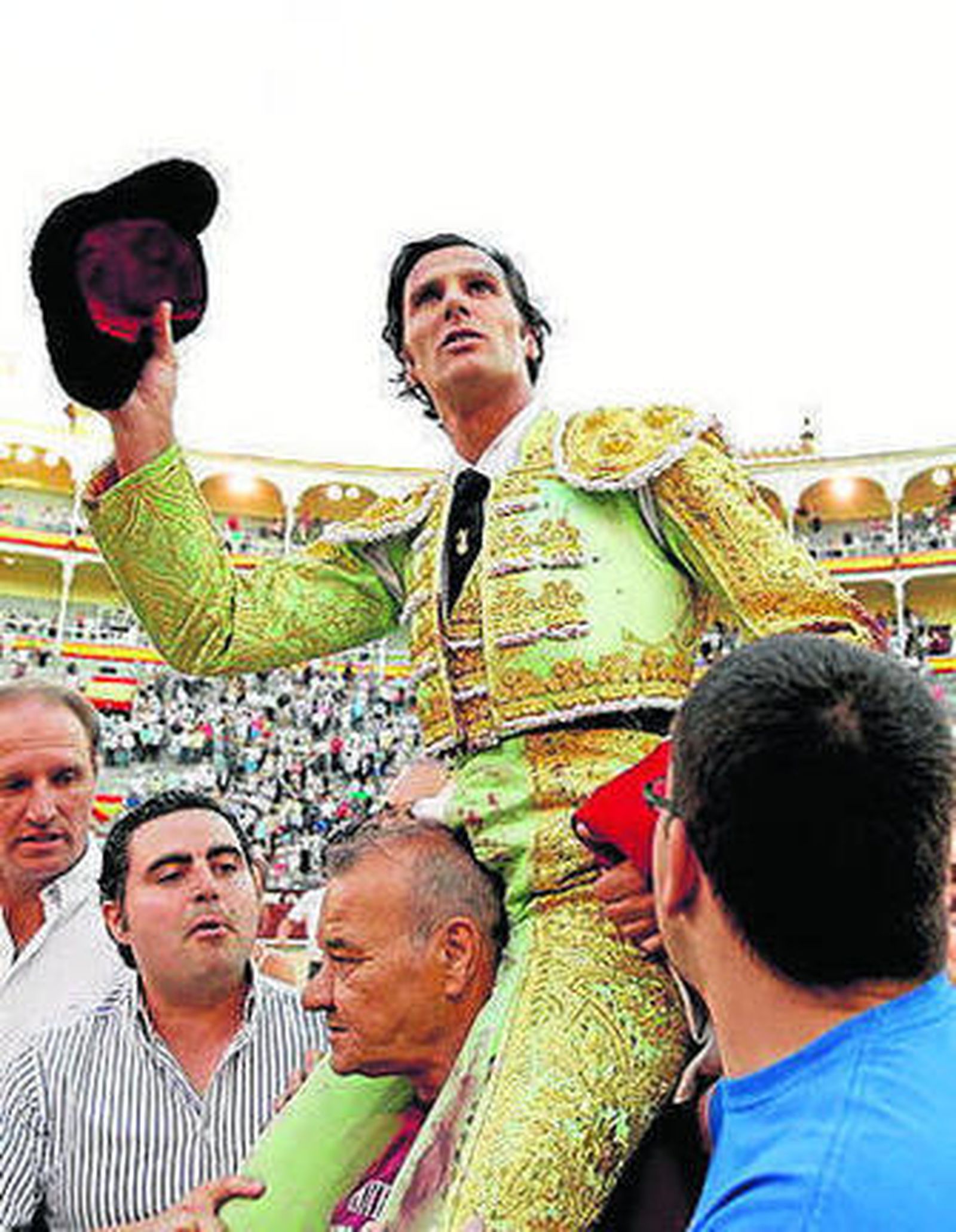 David Mora, a hombros.