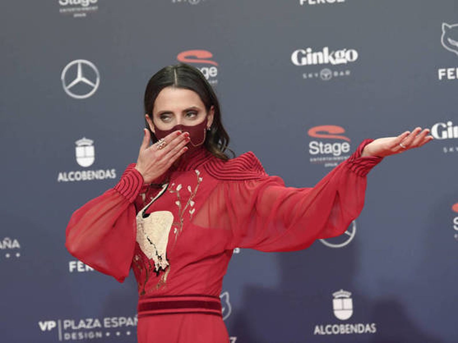 El 'look' de Macarena Gómez ha sido el más elogiado en los Premios Feroz.