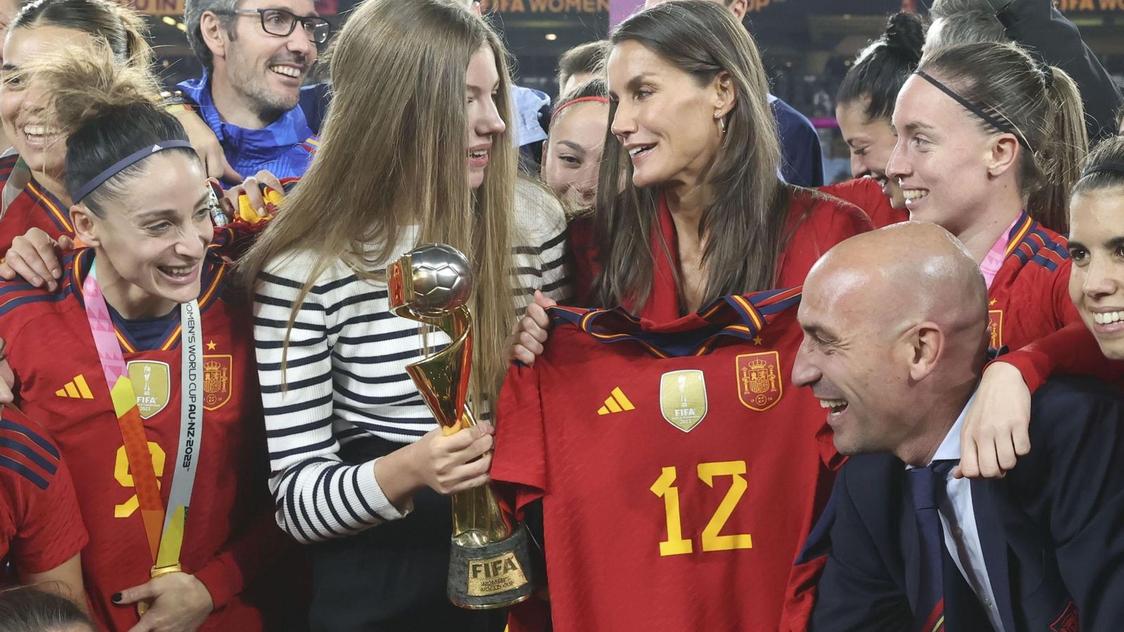 Doña Letizia junto a su hija Sofía recibe la camiseta de las campeonas del mundo el pasado agosto