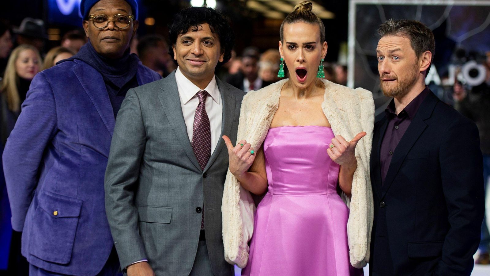 Samuel L. Jackon, Sarah Paulson y James McAvoy posan junto al director, en el estreno de 'Glass'.