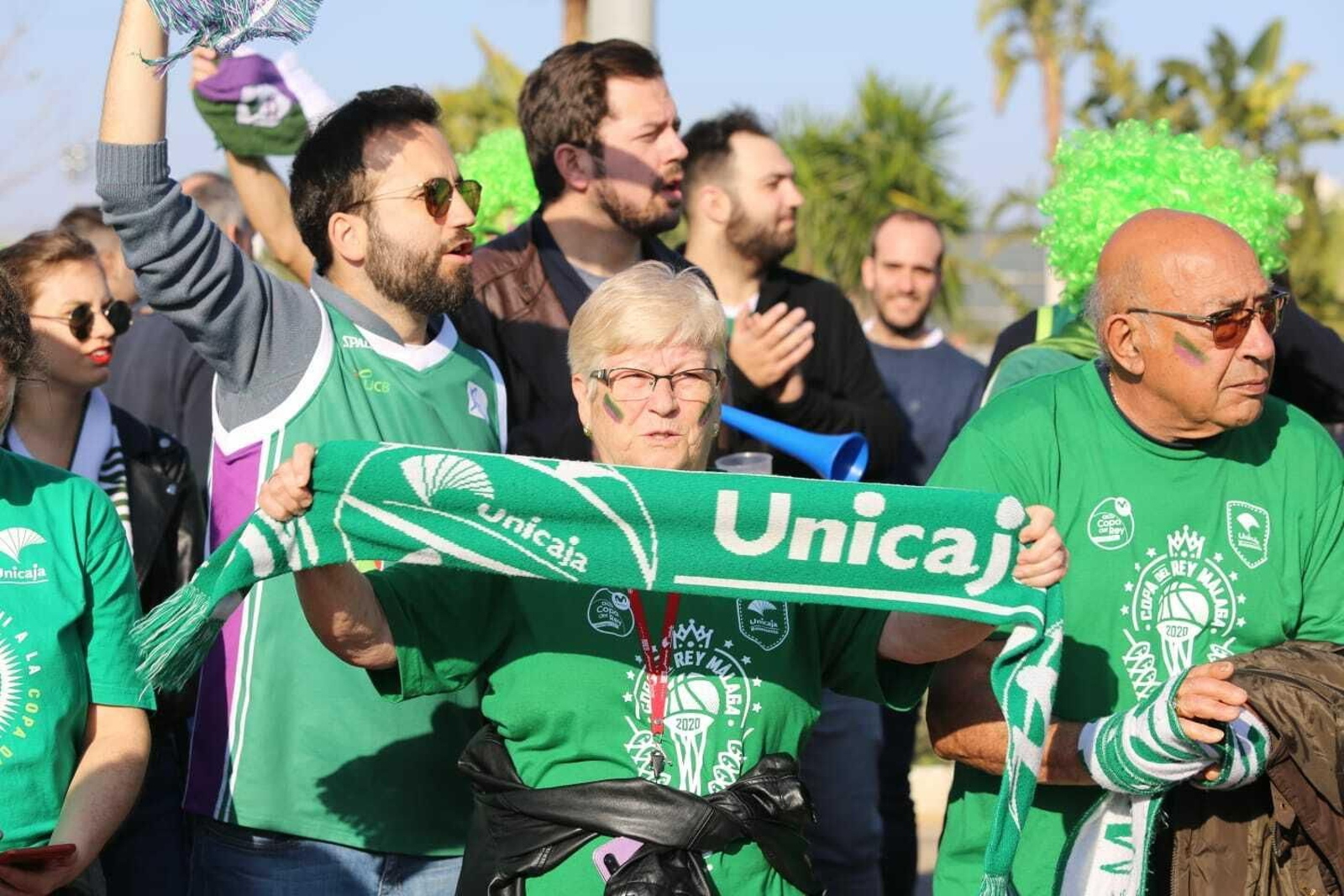 El recibimiento de la afición al Unicaja a su llegada al Martín Carpena para jugar la final de la Copa Del Rey
