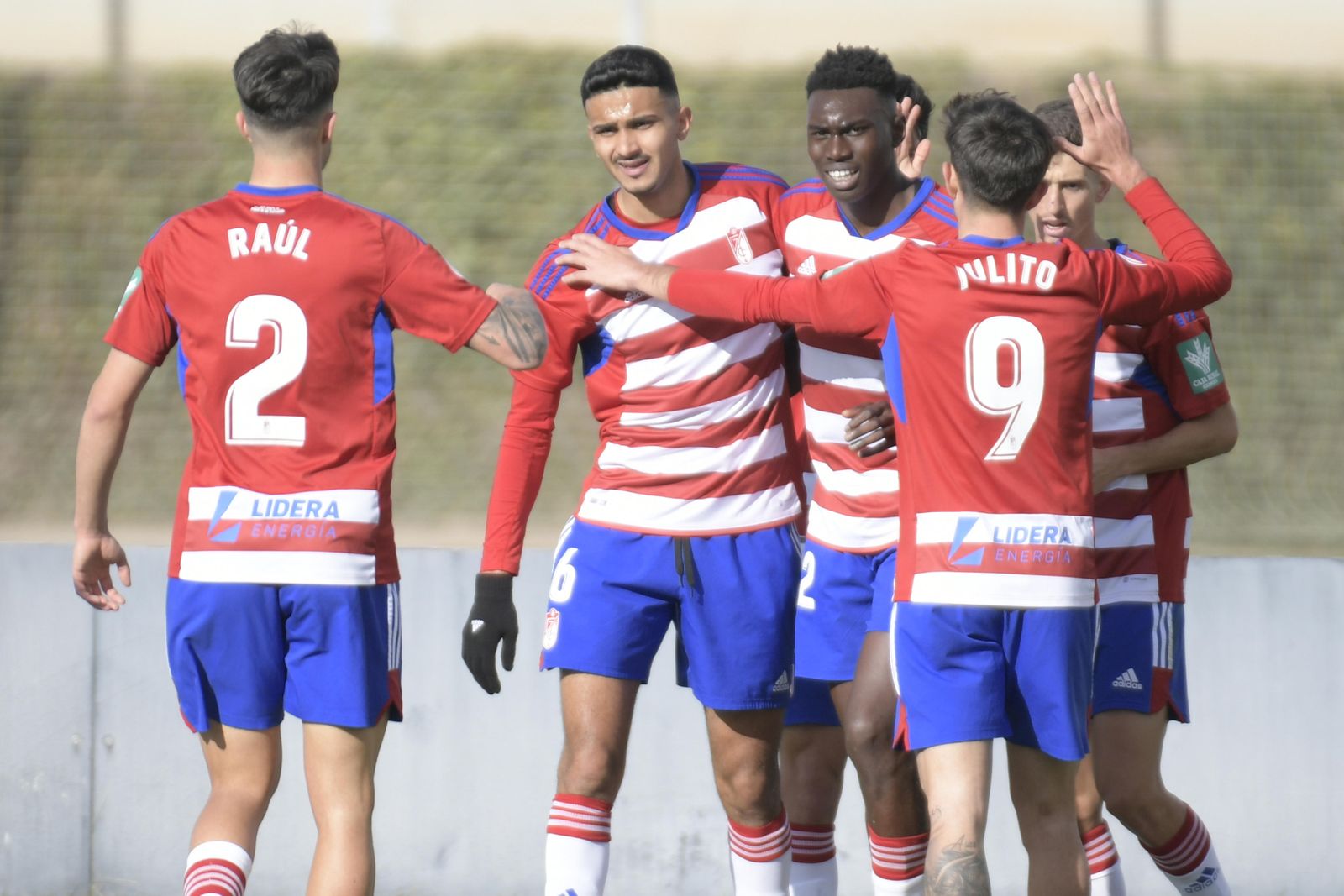 Los jugadores del filial celebran un gol.