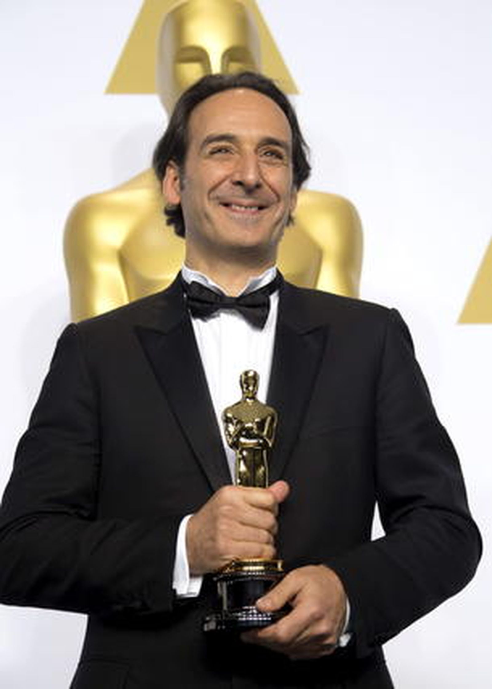 Alexandre Desplat con el Óscar a la Mejor banda sonora por 'Siempre Alice'.

Foto: EFE