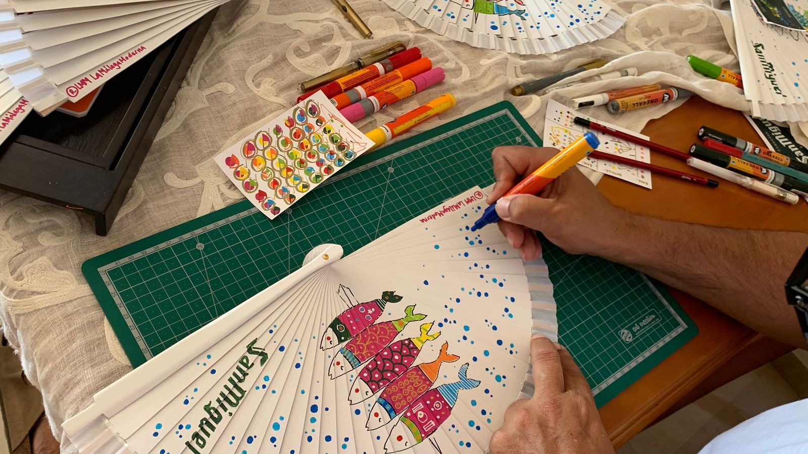 Proceso de creación de los abanicos personalizados para San Miguel.