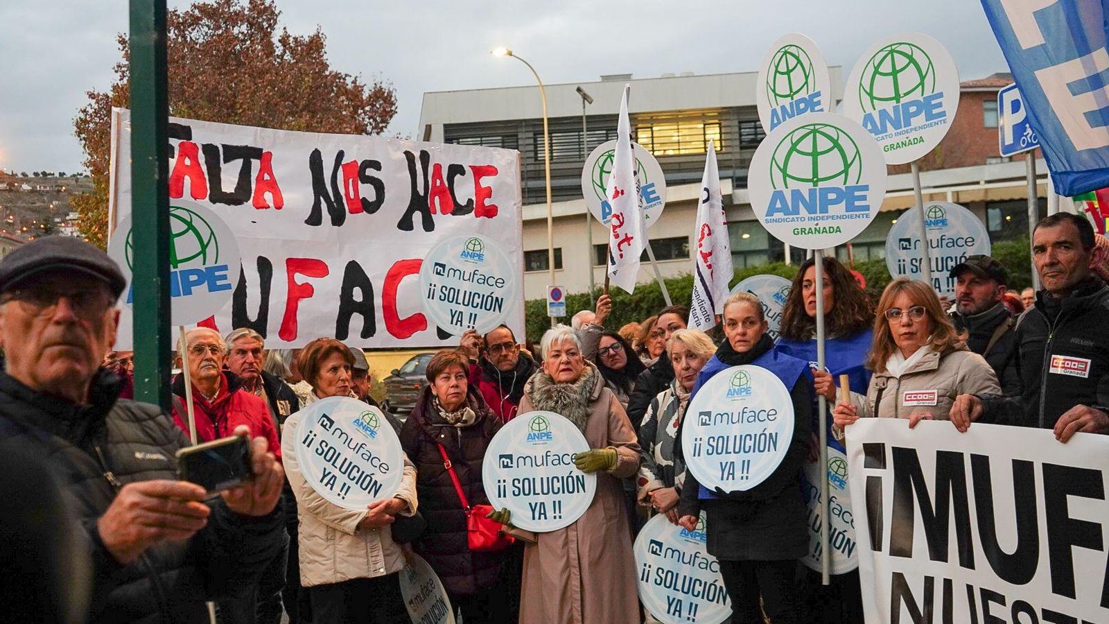 Concentración en la sede de MUFACE en Granada