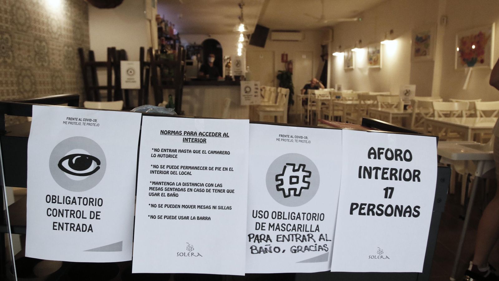 Carteles en la taberna Solera.