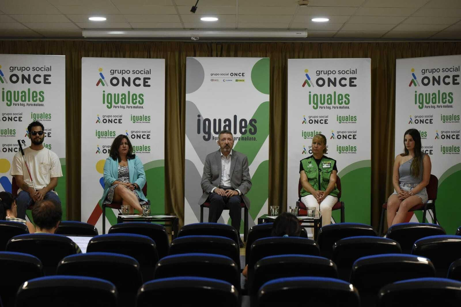 Cristóbal Martínez y Raquel Prieto, flanqueados por Ionut Antonio, Caty y María, que ofrecieron sus testimonios.