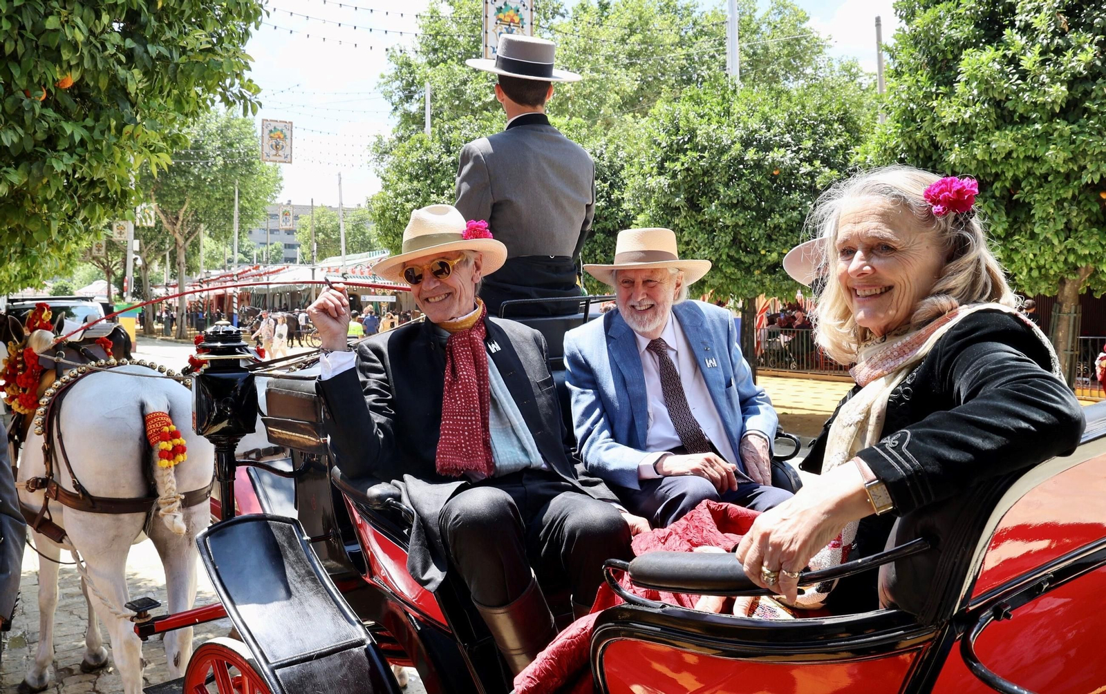 Jeremy Irons se paseó en coche de caballos por el real de la Feria Jeremy Irons se paseó en coche de caballos por el real de la Feria