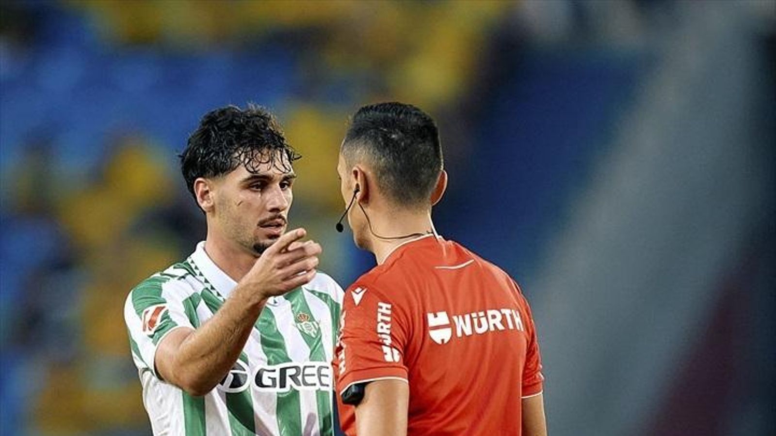 Johnny le pide explicaciones a Sánchez Martínez por la jugada polémica del posible penalti.