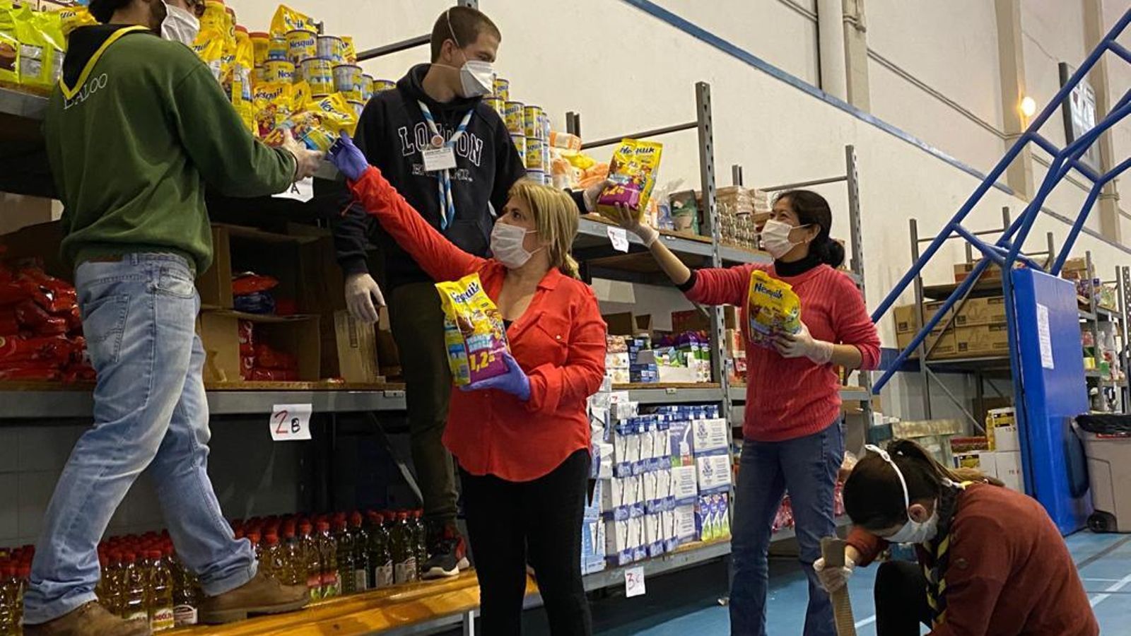 La alcaldesa, en el pabellón Kiko Narváez, donde se coordinan las donaciones de empresas a familias necesitadas. La alcaldesa, en el pabellón Kiko Narváez, donde se coordinan las donaciones de empresas a familias necesitadas.