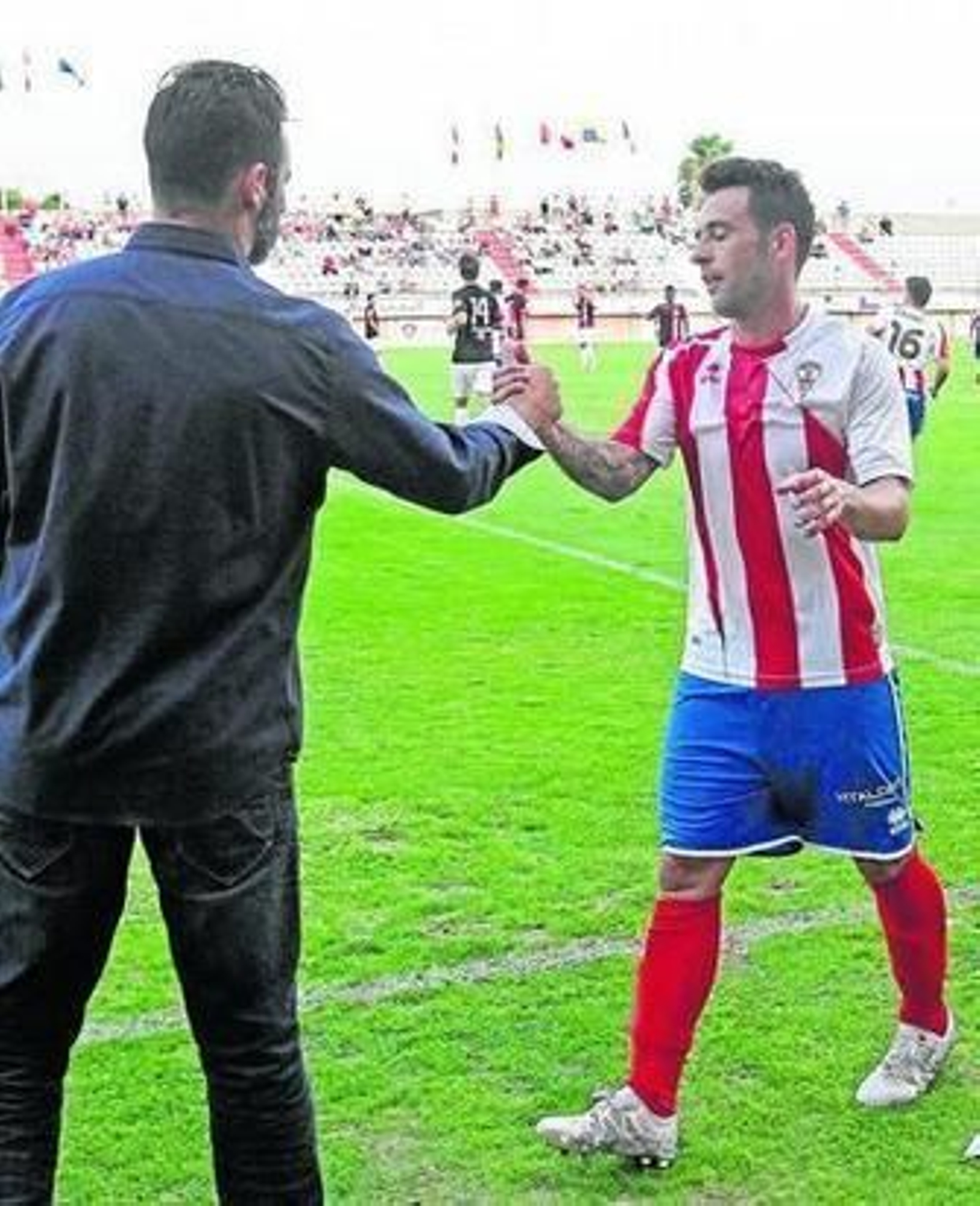 Adrián Gallardo saluda a Mere tras ser sustituido un partido.