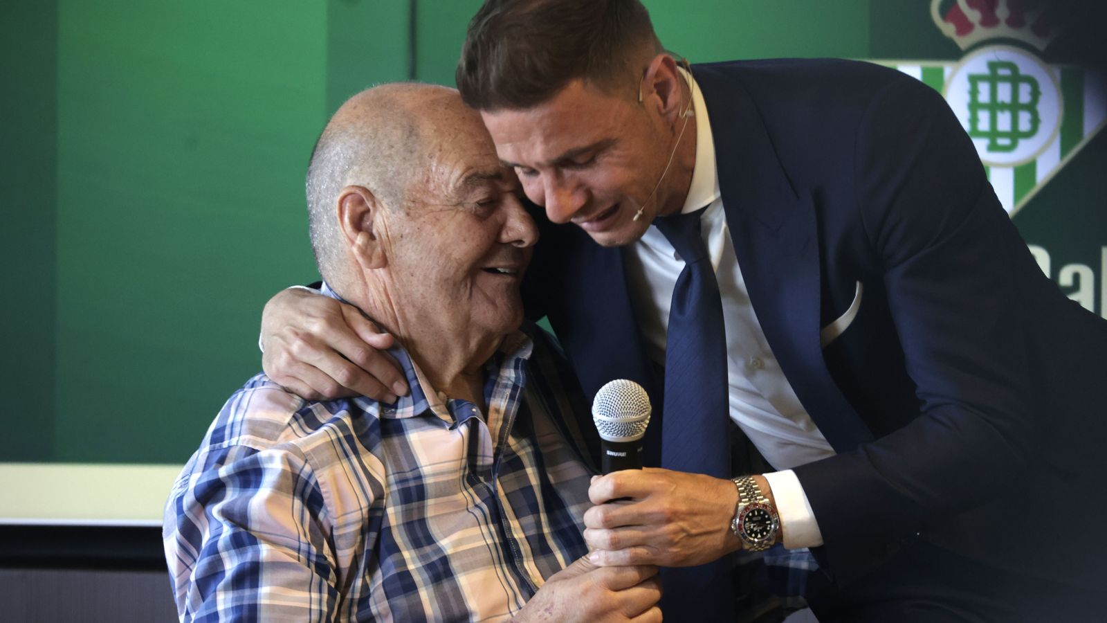 Joaquín se muestra cariñoso con don Aurelio, su padre.