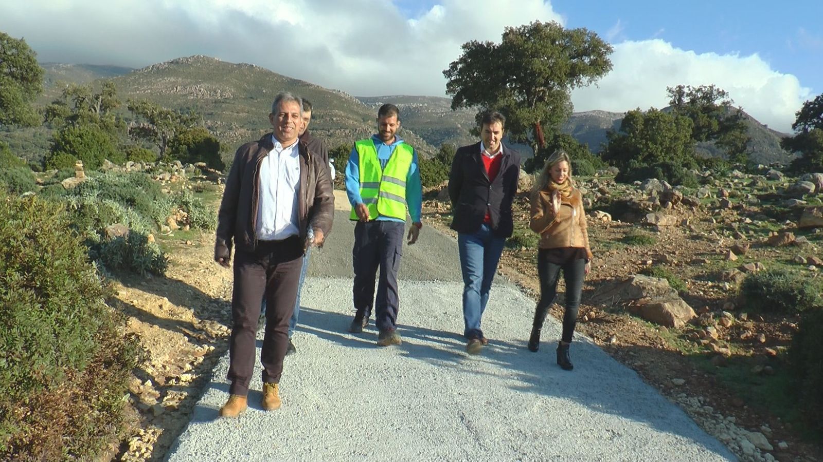Los representantes municipales supervisan una de las zonas hormigonadas del camino.