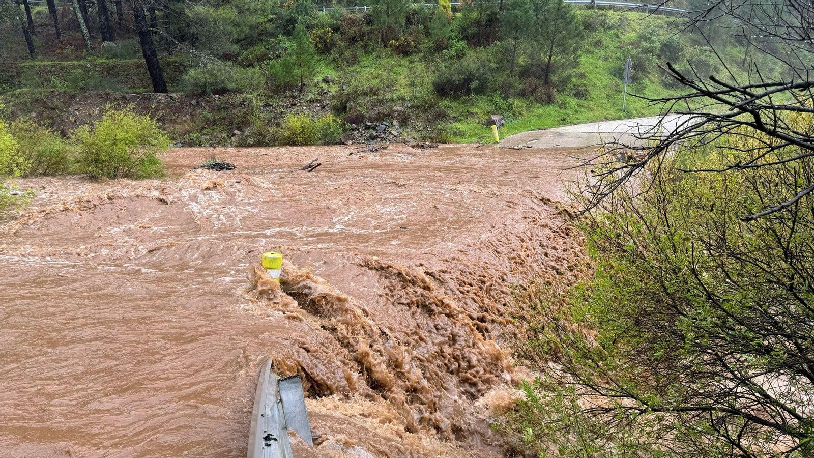 Carretera Genalguacil con Estepona cortada por el agua.