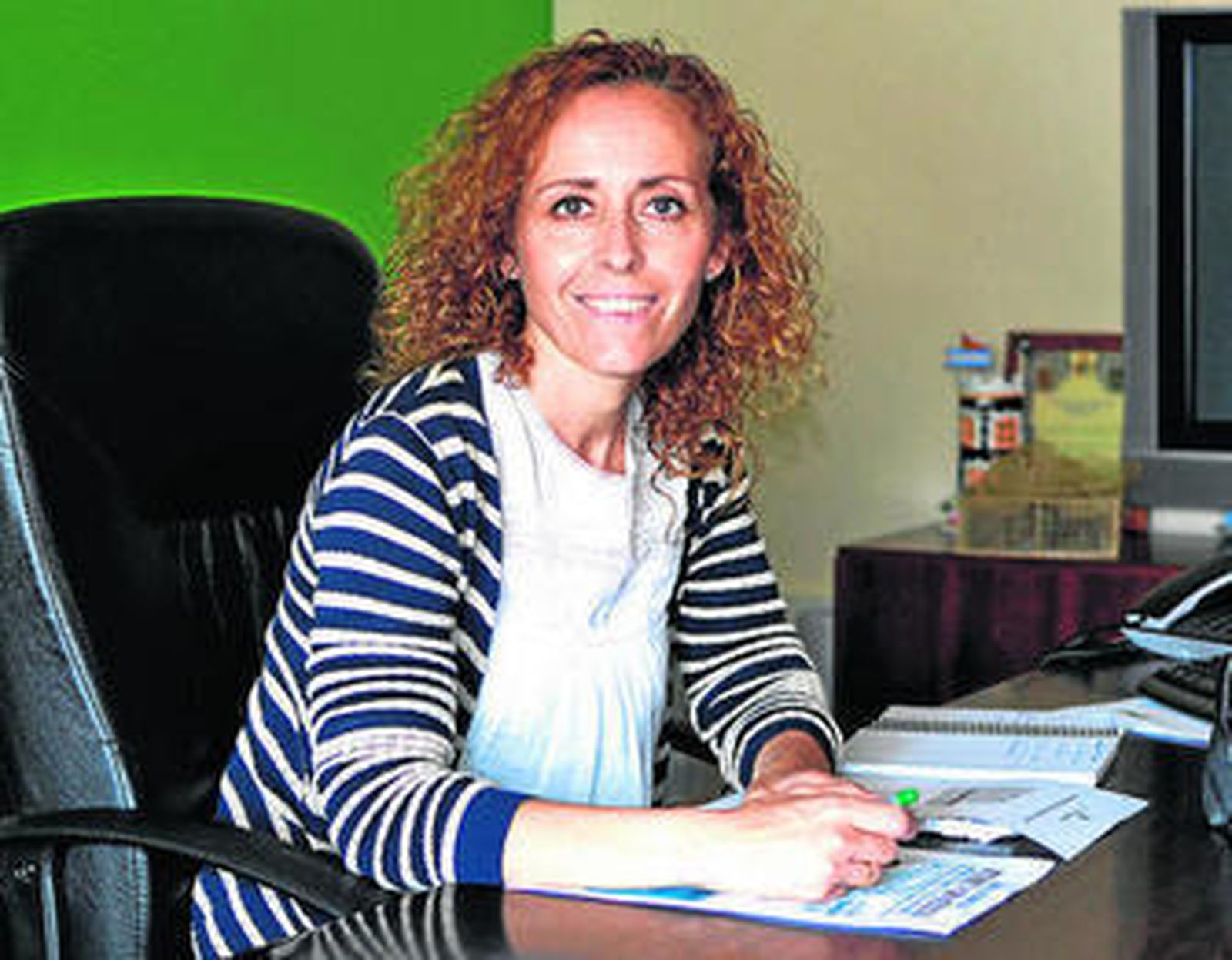 La alcaldesa de Benacazón, Juana María Carmona.