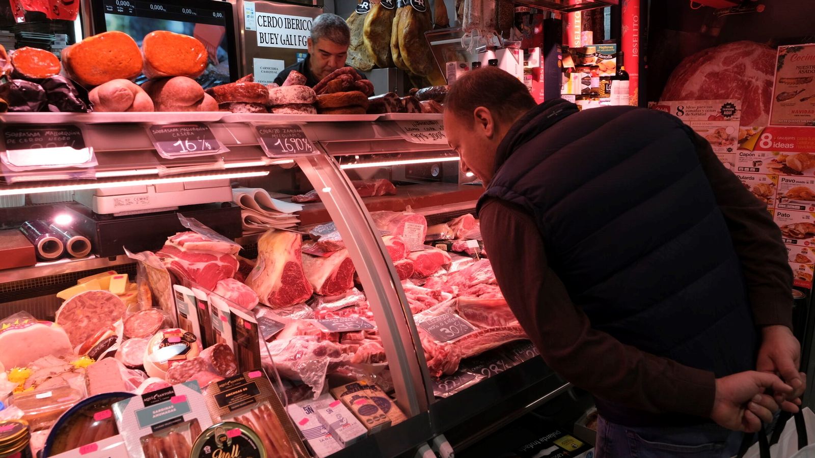 Carnicería La Cueva, donde los clientes hace cola para hacerse con el jamón o la pieza de carne ideal para las cenas y comidas de esta Navidad