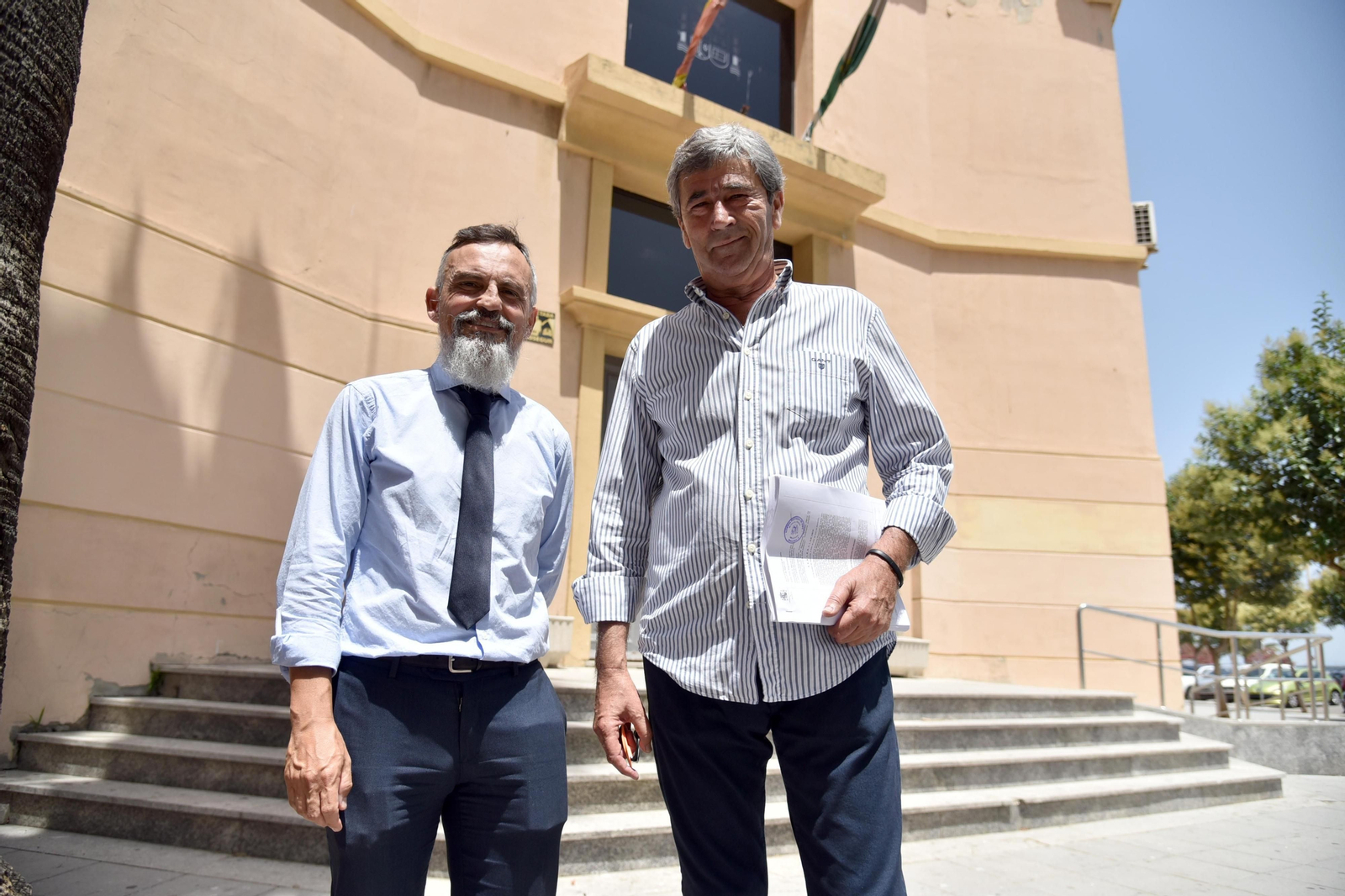 Raúl Ramos y Tomás Herrera, ayer a las puertas de la Audiencia.