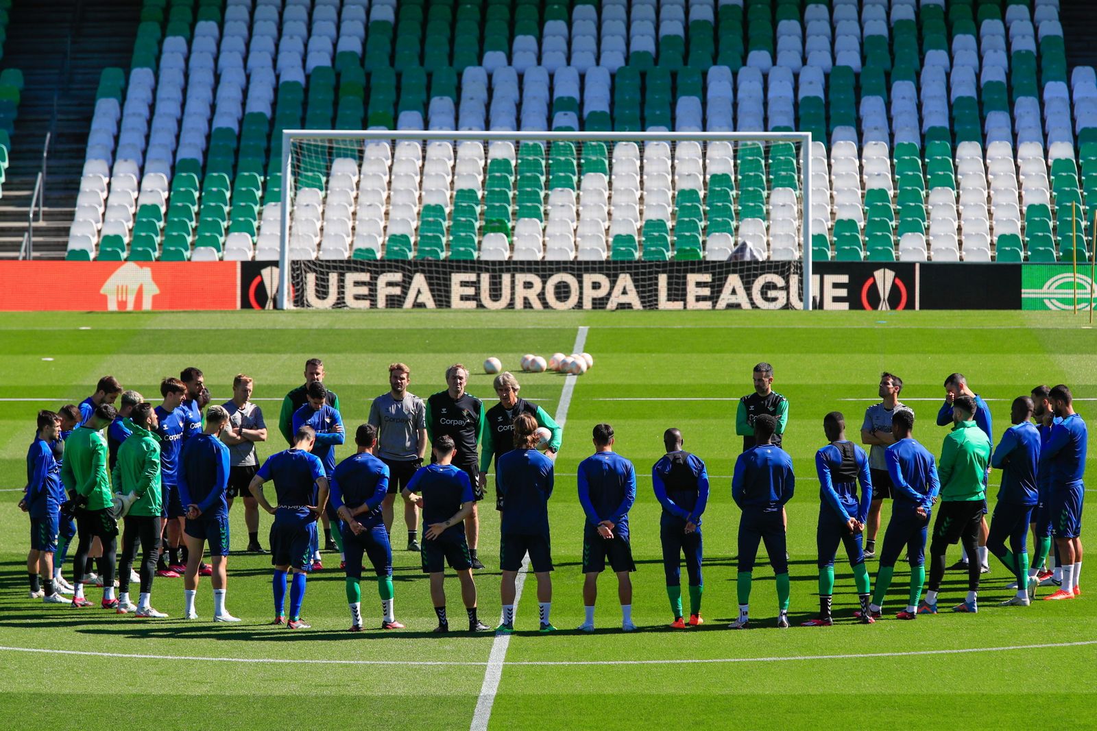 Manuel Pellegrini dialoga con sus jugadores en el entrenamiento matinal de ayer en el Benito Villamarín.