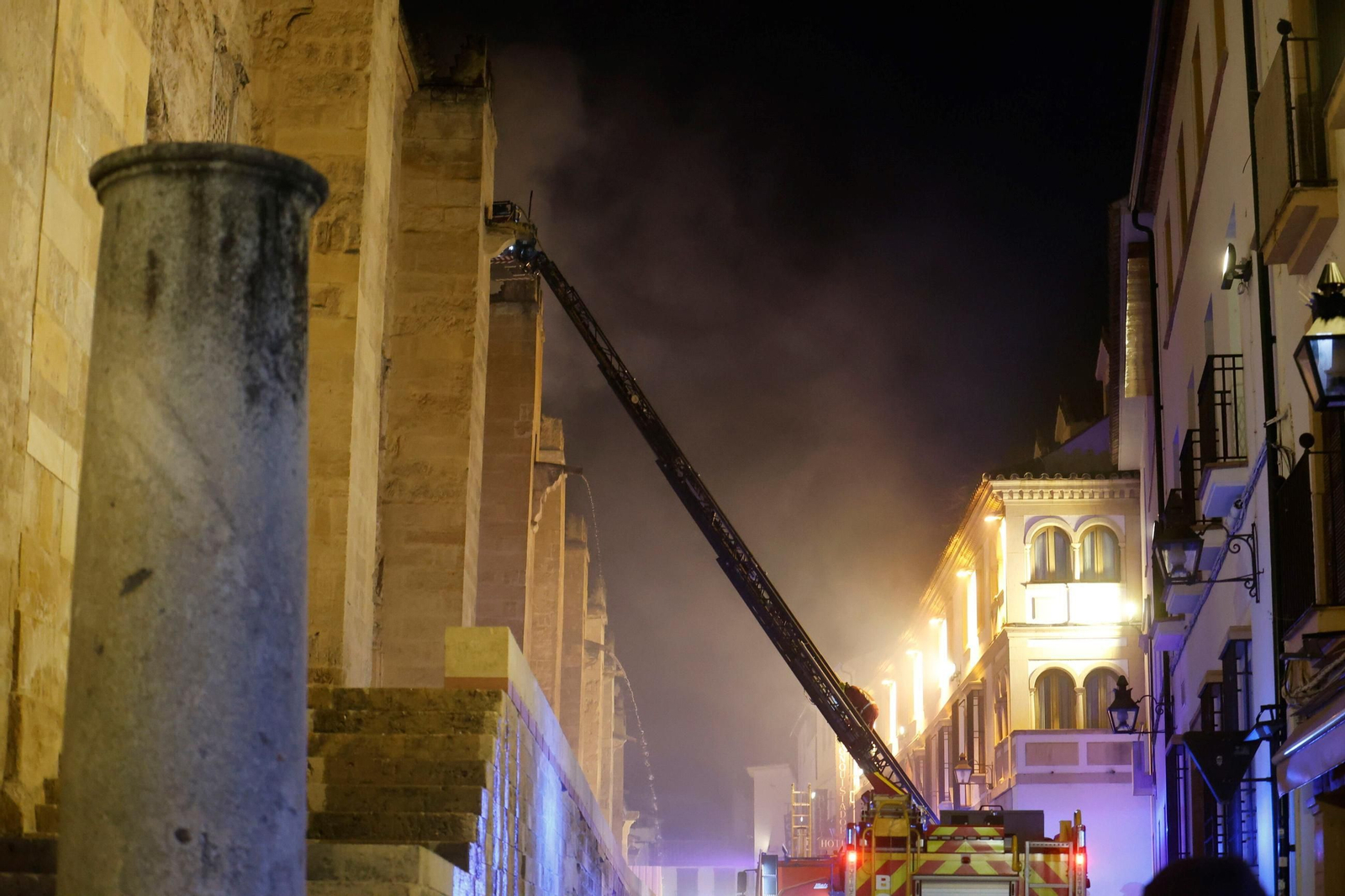 Las fotos del incendio en la Mezquita-Catedral de Córdoba