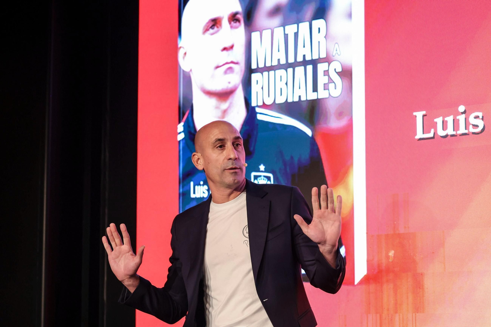 Luis Rubiales, durante la prresentación de su libro en Madrid durante un acto interrumpido por el lanzamiento de huevos