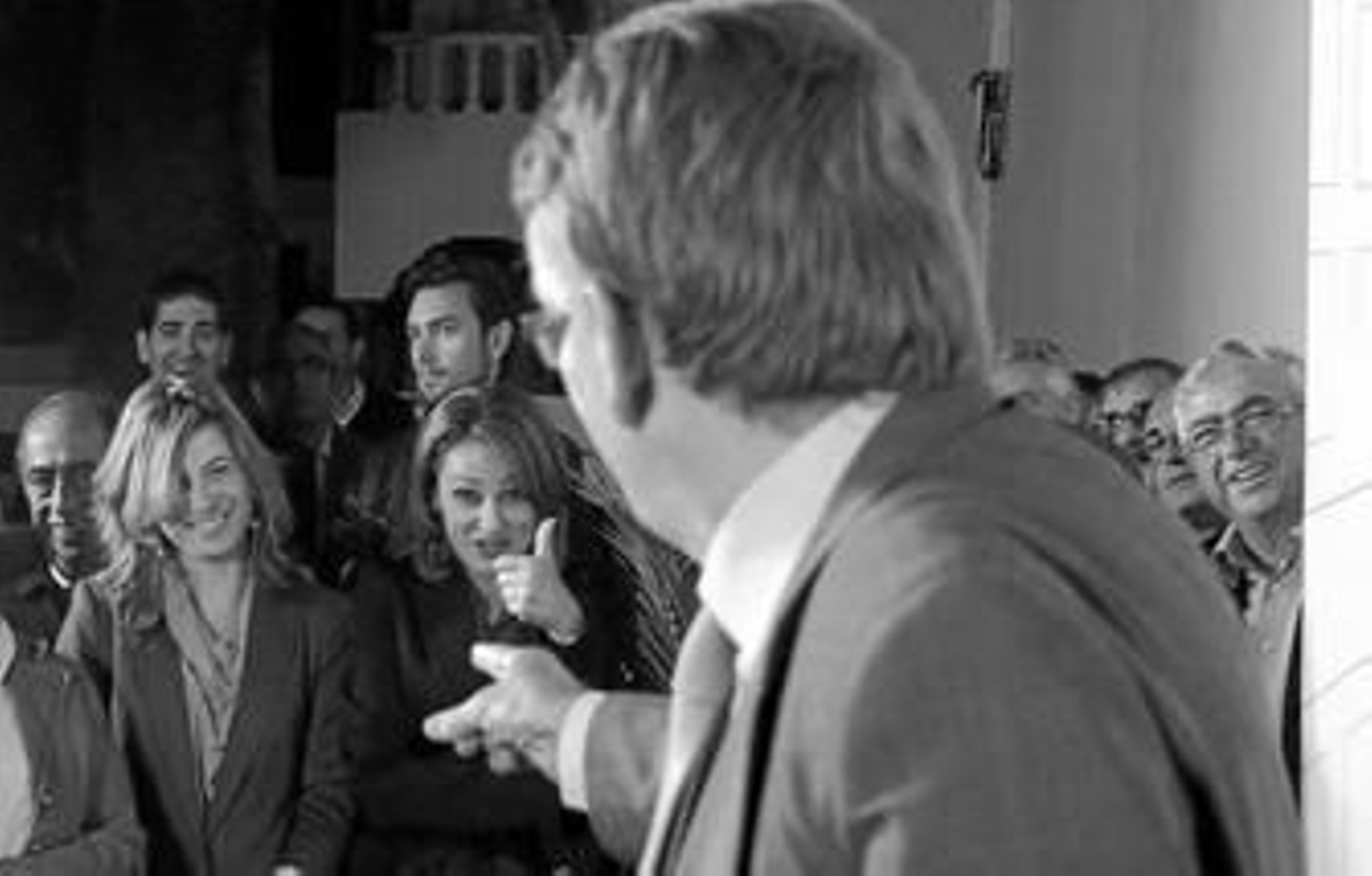 Aído y Cuenca escuchan la intervención de González Cabaña.