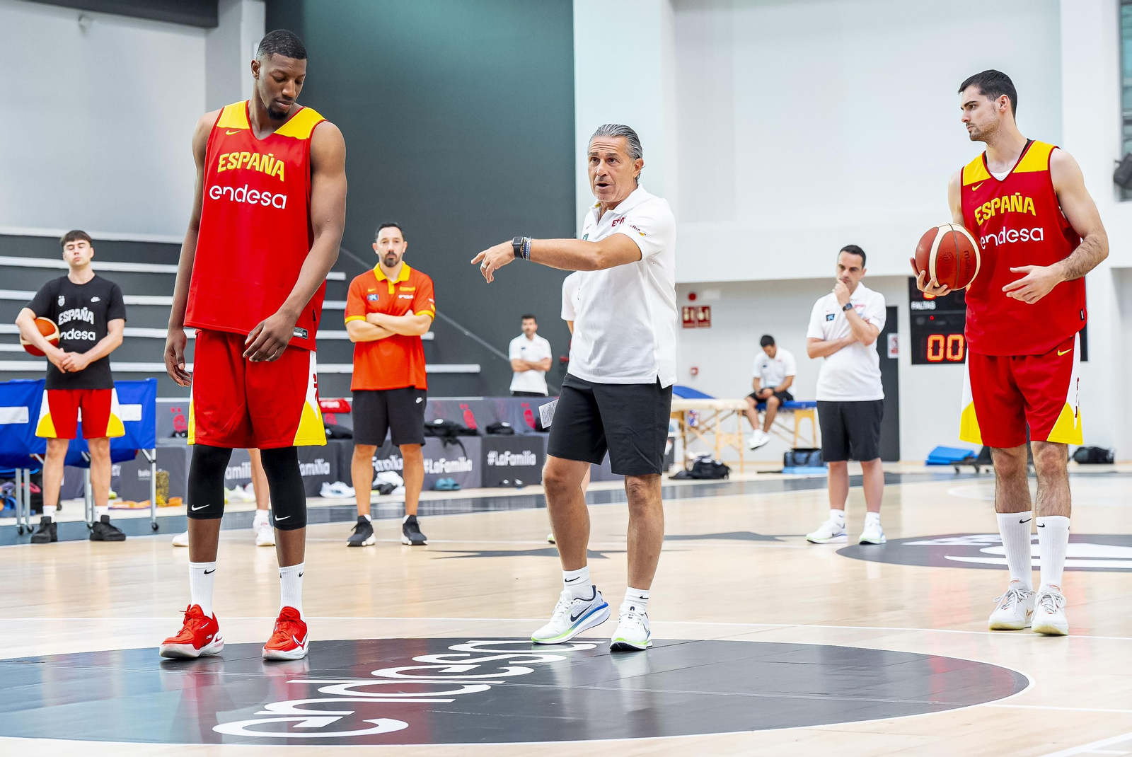 España vuelve a trabajar en Madrid con Alberto Díaz y Yankuba Sima España vuelve a trabajar en Madrid con Alberto Díaz y Yankuba Sima