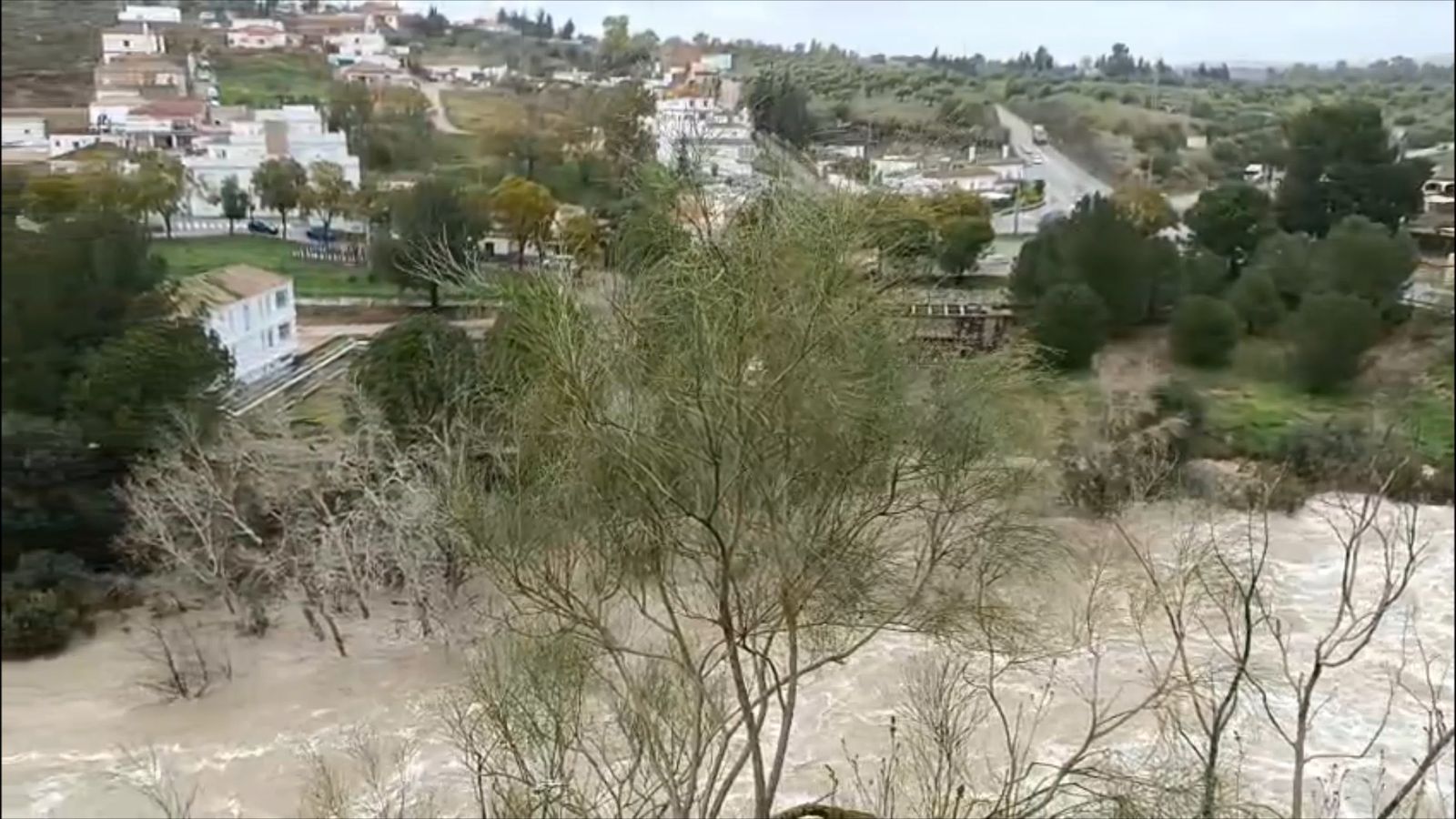 Así baja el agua por Arcos tras la apertura de las compuertas del embalse