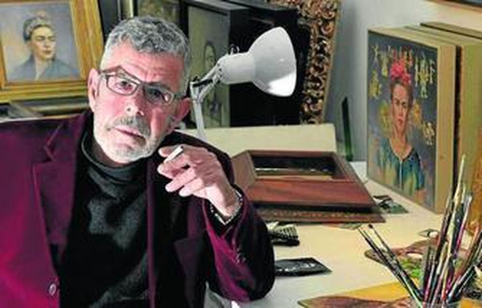 Fausto Velázquez, rodeado de 'Fridas' en su estudio de la calle San Isidoro.