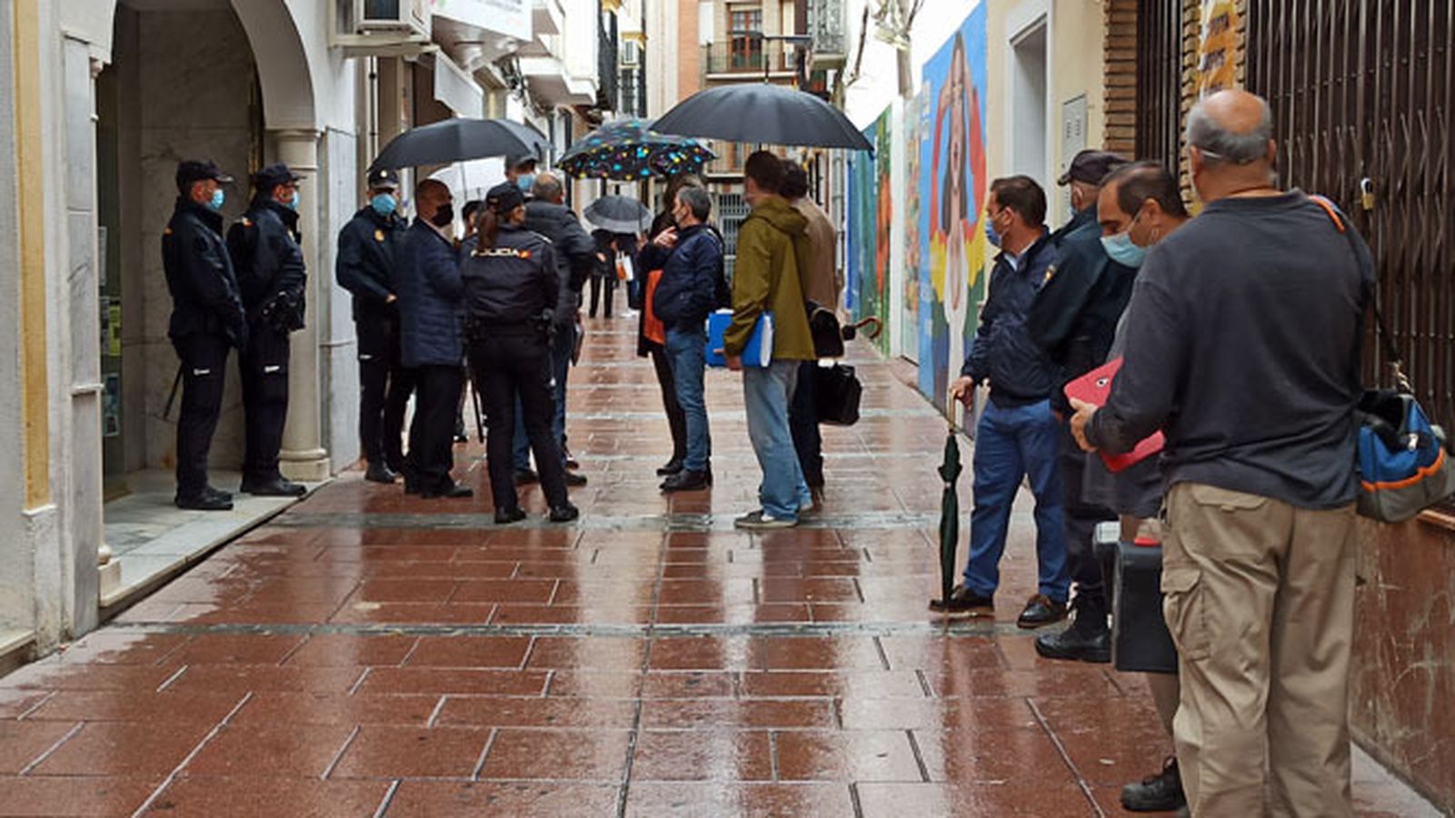 Momentos previos a la paralización del desahucio en la adyacente calle Huertas.