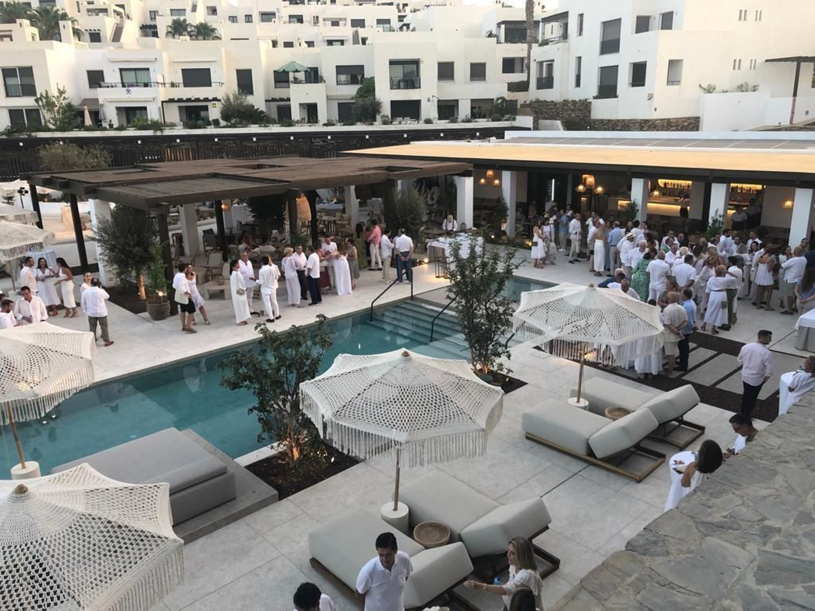 4. Descubre el Club Social de Macenas Mediterranean Resort de Cosentino