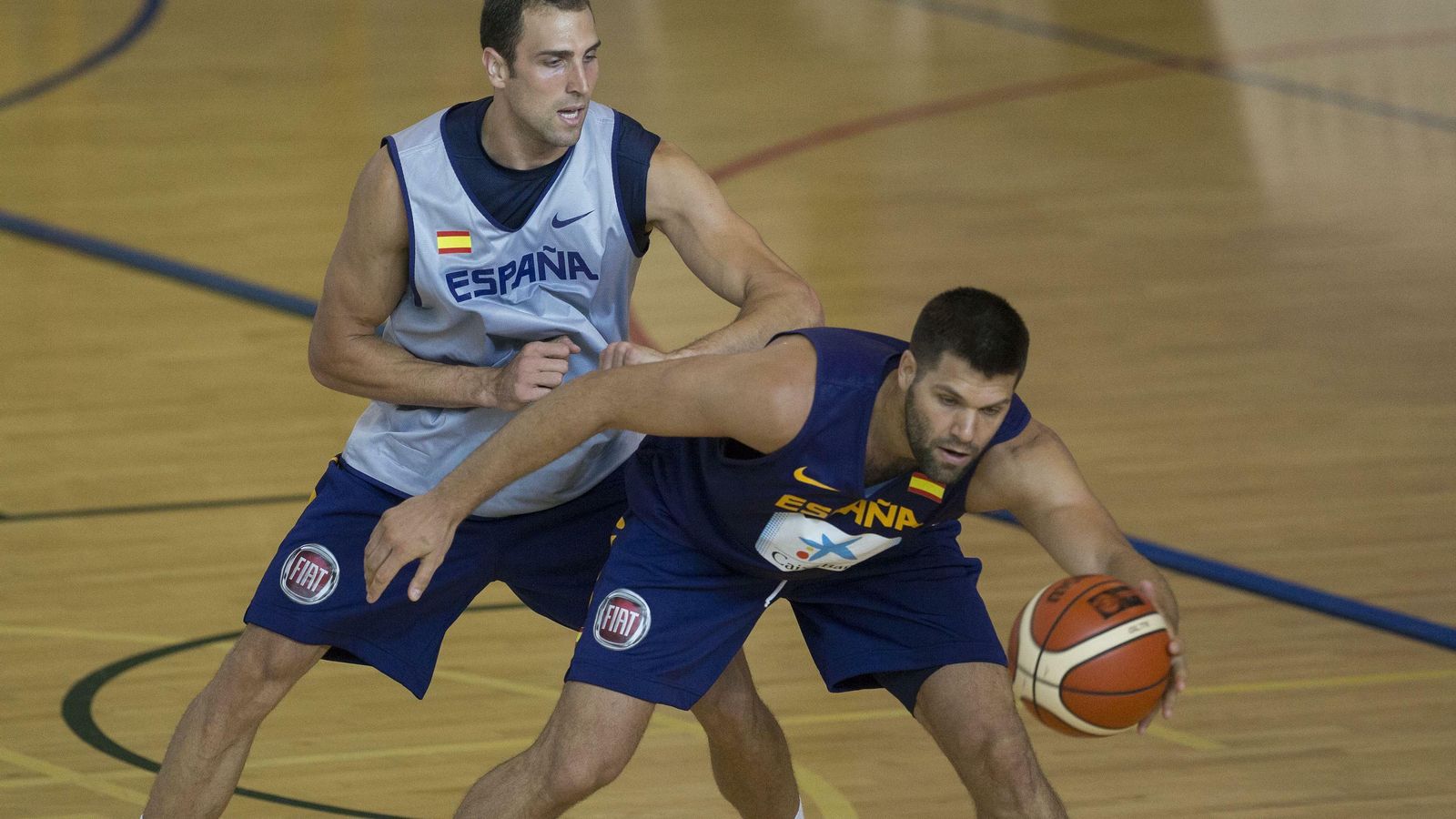 Pablo Aguilar, con Felipe Reyes durante un entrenamiento con la Selección.