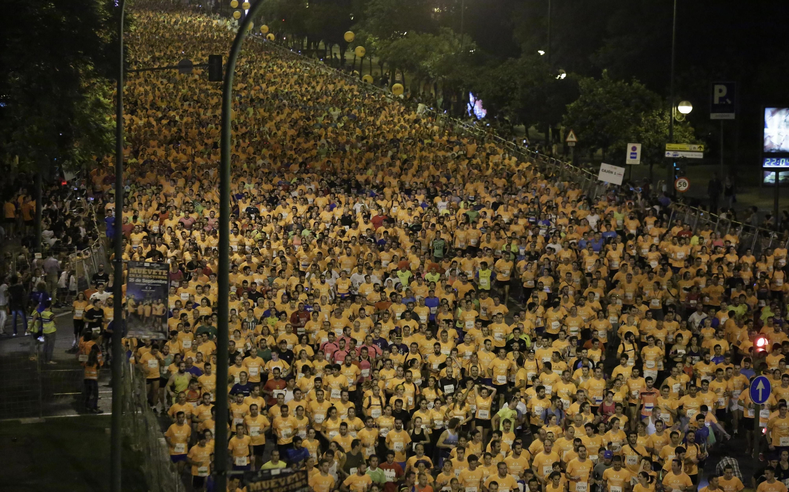 Miles de participates en la Carrera Nocturna del Guadalquivir.