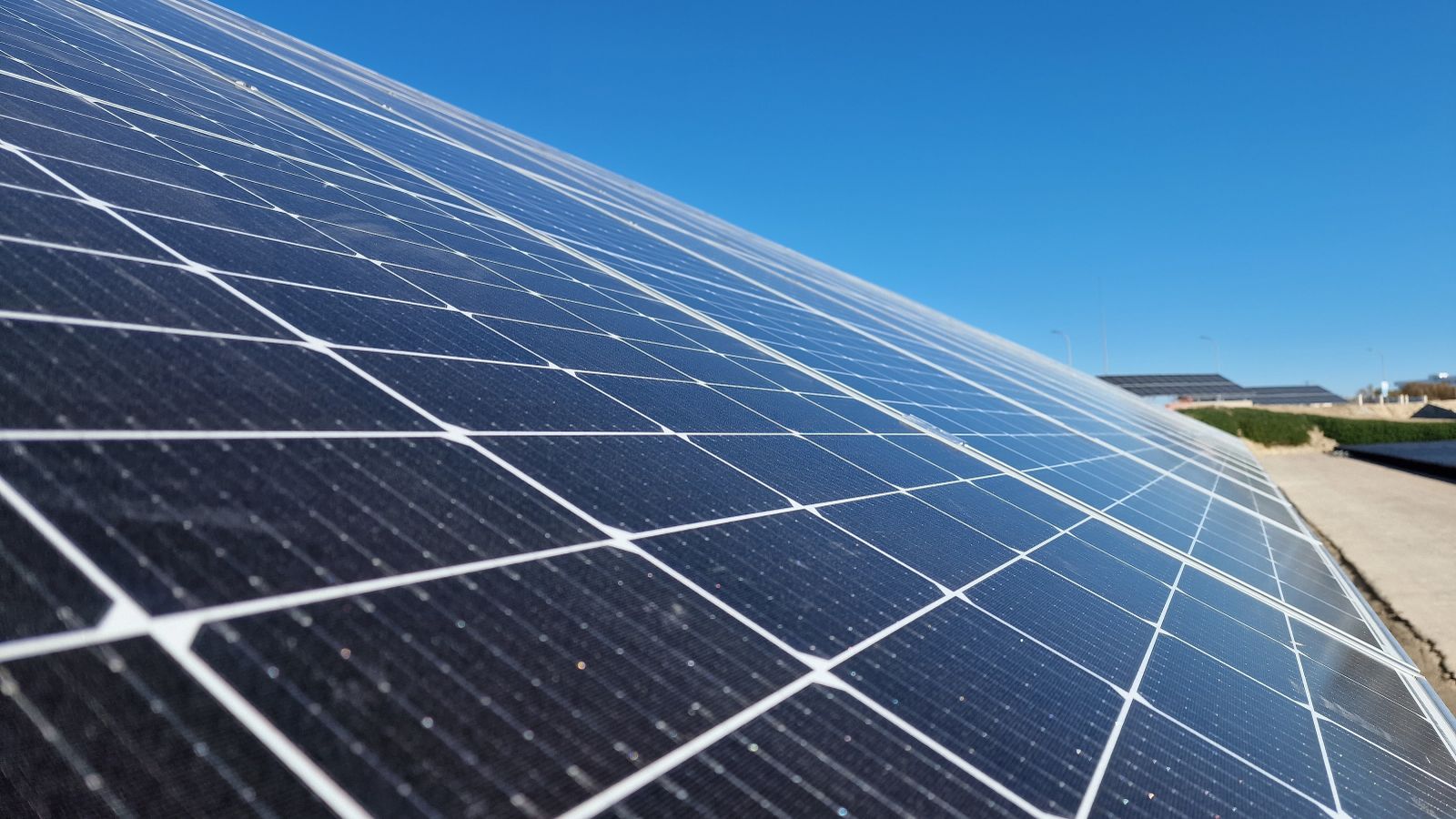 Detalle de la estructura de la instalación fotovoltaica en la EDAR del municipio.