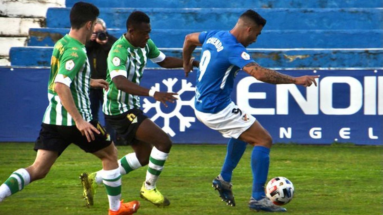 El delantero local Chendo protege el balón ante Bandaogo.